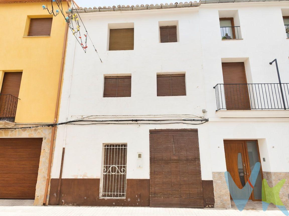 Encanto tradicional y naturaleza: Casa de pueblo con parcela de olivos en el centro histórico de Moixent. Presentamos esta magnífica casa de pueblo de 3 plantas ubicada en la céntrica y tranquila Calle Arrabal, en pleno casco histórico de Moixent/Mogente (Valencia). Una vivienda con carácter, amplio espacio y el valor añadido de incluir una propiedad agrícola en plena producción. Características de la vivienda. Superficie construida: 278 m2 distribuidos en 3 plantas (sobre una parcela de 106 m2). Dormitorios: 4 habitaciones amplias y luminosas. Baños: 1 baño completo y 1 aseo de cortesía. Zona de estar: Salón acogedor equipado con chimenea tradicional, ideal para los meses de invierno. Estructura y distribución:. Planta baja: Recibidor, zona de estar con chimenea, cocina, aseo y espacios de almacenamiento. Primera planta: Zona de noche con dormitorios y baño completo. Segunda planta / Buhardilla: Amplias salas polivalentes y almacén con múltiples posibilidades de reforma (estudio, terraza. cubierta, zona de juegos). Incluido en la venta: Campo de olivos. La propiedad se vende conjuntamente con una parcela agrícola de 4 anegadas de olivos (aprox. 3.300 m2) en el término de Moixent. Una oportunidad perfecta para la producción propia de aceite de oliva, cultivo de ocio o proyecto de fin de semana en la naturaleza. Ubicación e historia. Situada en el centro histórico, la vivienda combina la comodidad de tener todos los servicios, comercios y transporte a pie de calle con el encanto de la arquitectura tradicional de los años 30. Moixent es reconocido por su entorno natural, su patrimonio histórico (como el Poblado Ibérico de la Bastida de les Alcusses) y su excelente conexión con Valencia y Alicante. ¿Te interesa agenda una visita?. VENTA:. PVP 180.000€. Gastos e impuestos no incluidos en el precio. La compra conlleva impuestos y gastos de formalización para el comprador. A título orientativo se informa que en segundas transmisiones el ITP con carácter general en Valencia es del 9%, pudiendo existir otros tipos impositivos atendiendo a las circunstancias personales del comprador u otras circunstancias previstas legalmente. Base imponible del impuesto el mayor valor entre el precio de compraventa, la tasación o el valor de referencia catastral. En cuanto a los gastos de notaría y registro, en su caso, suelen oscilar aprox. entre 1,5% y 2,5% (aranceles variables según precio, n.º de copias y complejidad). El comprador elige notario. Si el comprador precisase de hipoteca: tasación, condiciones y costes bancarios serán según entidad elegida por el comprador, así como los gastos de gestoría, y cualesquiera otros gastos inherentes a la formalización de la compraventa que legalmente correspondan a la parte compradora, salvo pacto expreso en contrario con el vendedor. El consumidor tiene, conforme a la normativa vigente, a su disposición información y documentación adicional relativa al inmueble y condiciones de la compraventa, que podrá ser consultada en C/Joaquín Costa 4, bajo 46005 Valencia o urbe2@remax.es. Honorarios de mediación inmobiliaria a cargo del COMPRADOR: (3% del precio final de venta más IVA (21%), salvo otro pacto.); y de VENDEDOR (según acuerdo con el mismo). Se informa al consumidor que la agencia actúa como intermediaria inmobiliaria en la operación, estando cualquier eventual compraventa y sus condiciones sujeta a la aceptación expresa del propietario-vendedor y a la posterior formalización del correspondiente contrato.