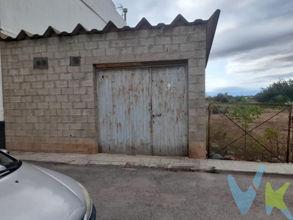 Espectacular solar en Venta en Massalfassar.Presentamos una excepcional oportunidad para adquirir una impresionante finca situada en el encantador municipio de Massalfassar. Esta propiedad se encuentra en un entorno privilegiado, donde se combina el encanto de la naturaleza con las comodidades de la vida moderna. Si está buscando una inversión única, esta finca es una opción que no puede dejar pasar.Esta parcela destaca por su excelente conexión a la red eléctrica, lo que garantiza el confort en el uso diario de todas las instalaciones. Una de las grandes ventajas de esta finca es su proximidad a la estación de tren, facilitando el transporte y permitiendo un acceso rápido y cómodo a diferentes puntos de interés. La ubicación de la finca ofrece también un magnífico balance entre la tranquilidad del ámbito rural y la conveniencia de estar a pocos minutos de un núcleo urbano.Consta de una pequeña edificación que se pude utilizar como almacén.En el exterior, la finca cuenta con un extenso terreno  de 271 m2 (11 m fachada y casi 26 m de profundidad) que ofrece numerosas posibilidades, desde disfrutar de espacios ajardinados y construir la casa de tus sueños. Este espacio exterior es perfecto para los amantes de la naturaleza y para quienes valoran un estilo de vida al aire libreLa comunidad de Massalfassar es conocida por su tranquilidad y hospitalidad, brindando un entorno perfecto para establecer un hogar o una segunda residencia. Y además tiene una excepcional conexión con la autopista y el bypass.Le invitamos a conocer esta excepcional propiedad en persona. Contáctenos ahora para concertar una visita y no deje pasar esta gran ocasión.Esta finca espera ser descubierta por usted. Convierta sus sueños en realidad y déjese cautivar por un hogar que le ofrece todo lo que siempre ha deseado y más.Se muestra a título informativo y no contractual. El precio no incluye lo siguiente: Honorarios de la agencia inmobiliaria, impuestos (IVA, ITP) y otros gastos de la Compraventa (notaria, gestoría y registro).