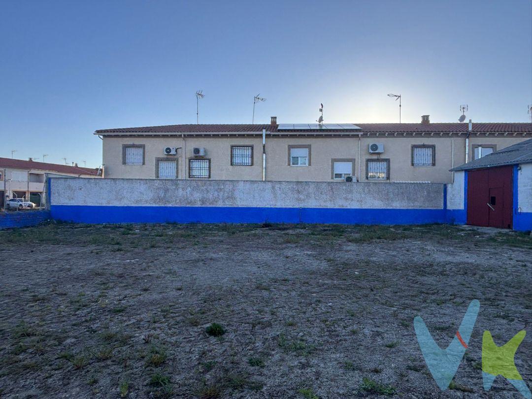 Venta de terreno en el pueblo de La Guardia. Terreno urbano, 900m2 de superficie y nave de 500m2
Distancia de La guardia: A Madrid 85 kilómetros por autopista, a Toledo 54 kilómetros. La Guardia se encuentra en la Autopista A4. Honorarios de intermediación inmobiliaria no incluido en el precio.  "Información válida salvo error tipográfico".