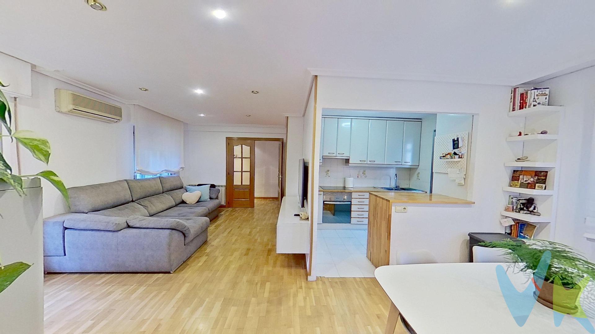 Descubre este encantador piso ubicado en la vibrante zona de Entrevías, Madrid. Con un precio atractivo de 320.000€ y una superficie construida de 92 m², esta propiedad es perfecta para quienes buscan comodidad y estilo. . Cuenta con 1 dormitorio doble y 2 dormitorios sencillos, ideal para familias o como inversión 💼. Disfruta del aire fresco desde su acogedora terraza ☕️🌳 mientras contemplas vistas únicas que te inspirarán cada día. Situado cerca de colegios 🏫 y rodeado por zonas infantiles 👶🏼🛝, este hogar ofrece todo lo necesario para el bienestar familiar. Además tiene acceso a autobuses 🚍y trenes 🚉 ( 5 minutos estacion El Pozo ) cercanos facilitando tu movilidad diaria hacia cualquier punto importante de la ciudad. La proximidad a supermercados ( Dia ) centros comerciales 🛒 hace que tus compras sean más cómodas; sin olvidar los espacios verdes con árboles 🍃 donde podrás relajarte después del trabajo o disfrutar al aire libre durante los fines de semana. No pierdas esta oportunidad única: ¡ven a visitar tu futuro hogar hoy mismo! ✨