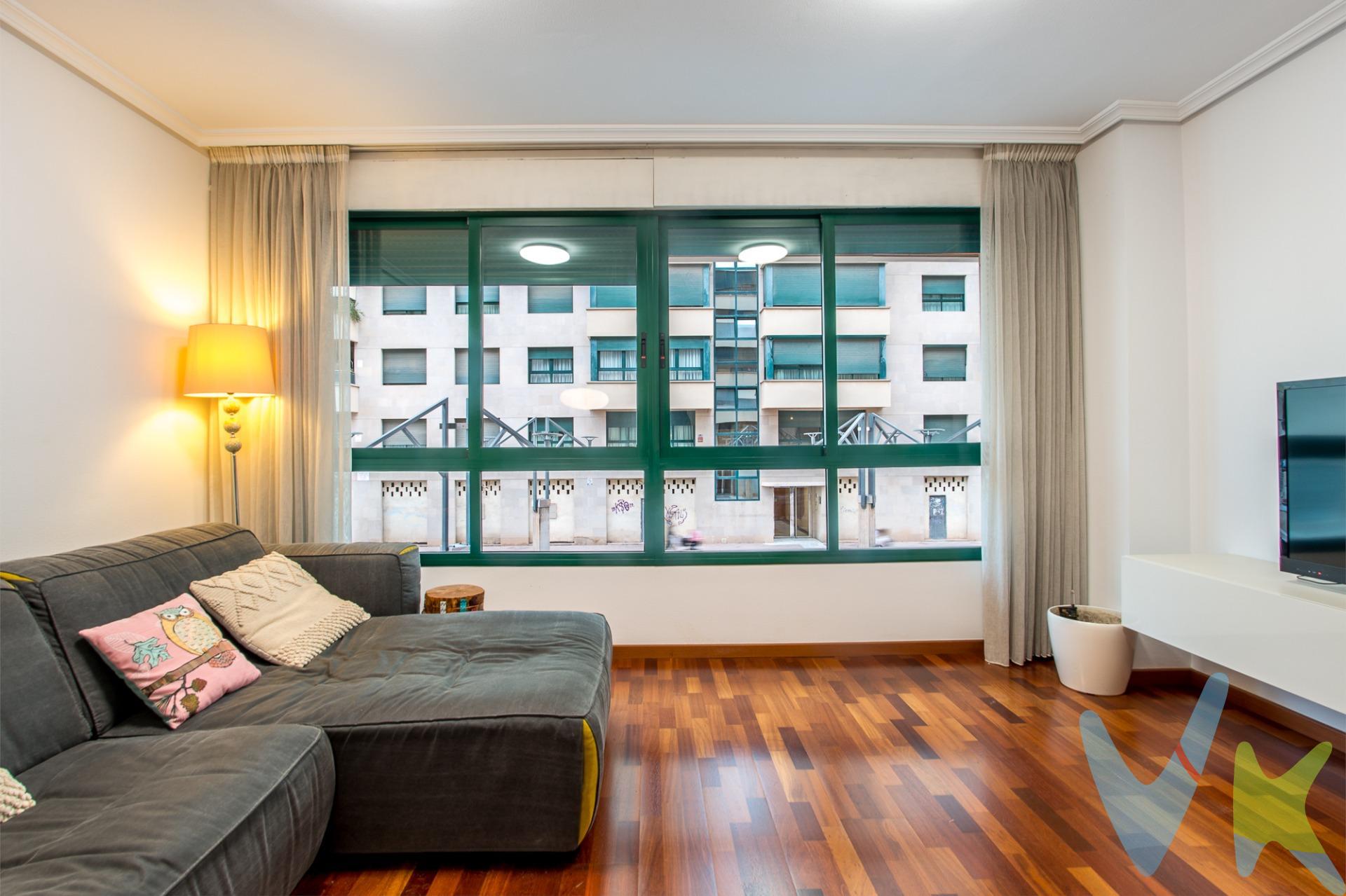 Descubre este magnífico piso ubicado en la privilegiada zona de Avenida de Europa, una área que destaca por sus amplios paseos peatonales y su cercanía a servicios esenciales. Esta propiedad cuenta con una superficie construida de 125 m² y útil de 95 m², ofreciendo un espacio perfecto para disfrutar del confort diario. Consta de tres habitaciones dobles luminosas gracias a su orientación exterior óptima; además, dispone dos baños completos equipados convenientemente para el uso familiar o visitas. La ventilación cruzada garantiza un ambiente fresco durante todo el año. Adicionalmente, incluye plaza de parking privada facilitando así tu comodidad diaria al estacionar tu vehículo sin preocupaciones ni complicaciones adicionales. Este hogar se encuentra en excelente estado 'entrar a vivir', lo que significa que podrás mudarte inmediatamente sin necesidad alguna reformas previas. Para terminar, te queremos comentar algo: ¡Descubre una aventura inmobiliaria que combina calidad, pasión y profesionalidad! La confianza que los propietarios han depositado en nosotros es un testimonio de nuestro compromiso en brindarte un servicio excepcional. Aquí viene el detalle especial: al contactarnos directamente, evitarás molestarlos, nosotros seremos tus intermediarios y te proporcionaremos toda la asistencia necesaria. Estamos aquí para facilitarte la documentación e información que requieras, y te prometemos un trato cálido y sin complicaciones. Te informaremos detalladamente de todos los aspectos, incluyendo gastos de la compra y honorarios de agencia que no están incluidos en el precio, para garantizar tu comodidad y tranquilidad durante todo el proceso. Esa es nuestra esencia, proporcionarte. Calma: “Estado ideal de tranquilidad que tendrás al comprar tu casa con nosotros”. Queremos que sepas que tanto la descripción del inmueble como las imágenes que ves son valiosas referencias informativas, en ningún caso tienen carácter contractual. Asimismo, el precio ha sido designado por la propiedad por lo que podría sufrir variaciones y no sería vinculante hasta que se formalice en contrato de compraventa.