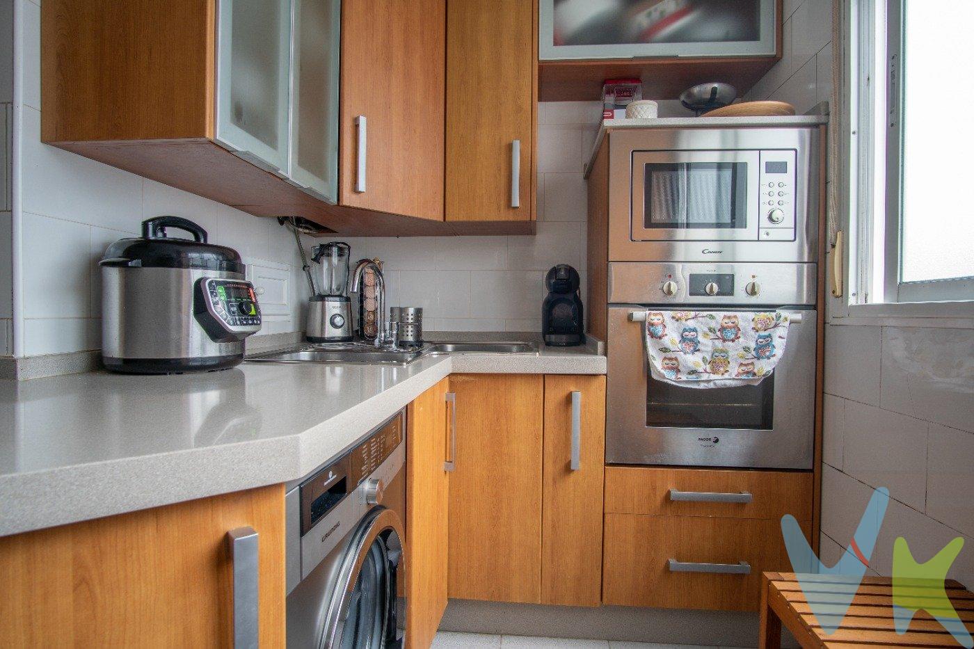 Nos encanta presentarte esta vivienda luminosa, acogedora y en excelente estado de conservación. Desde el primer momento, transmite una agradable sensación de confort, perfecta para quienes buscan un hogar donde sentirse a gusto desde el primer día. Se trata de un piso completamente exterior, con carpintería climalit y ventanas oscilobatientes que aíslan del ruido y regulan la temperatura, suelos de tarima flotante que aportan calidez, armario empotrado en el dormitorio principal y un baño renovado con moderna placa de ducha. Ubicada en una zona tranquila y bien comunicada, a medio camino entre la Ronda del Estero y la Calle Real, esta vivienda de unos 70 m² está muy bien distribuida: 3 habitaciones, salón, cocina, baño y una terraza cubierta a la que se accede desde el salón y el dormitorio. ¡Ideal para relajarse o disfrutar de un desayuno al sol!. Está situada en la segunda planta de un edificio sin ascensor, pero con pocos vecinos y un ambiente cuidado y agradable. Es de esos lugares donde es fácil imaginarse viviendo, decorando a tu gusto y construyendo momentos. 📞 ¿Quieres más información o concertar una visita? Llámanos, estaremos encantados de ayudarte y acompañarte en cada paso del proceso. Informamos a nuestros clientes de que los gastos de notaría, registro, gestoría, impuestos y los honorarios de la agencia no están incluidos en el precio. A su vez, disponemos del documento informativo abreviado de la propiedad (según decreto 218/2005, del 11 de octubre) y de seguro de caución, para la protección del dinero entregado como señal para la reserva de una vivienda. Por mandato expreso del propietario, comercializamos este inmueble en exclusiva, lo que le garantiza el acceso a toda la información, a un servicio de calidad, un trato fácil, sencillo y sin interferencias de terceros. Por este motivo, se ruega no molestar al propietario, a los ocupantes de la propiedad o a los vecinos. Muchas gracias por su comprensión. . 