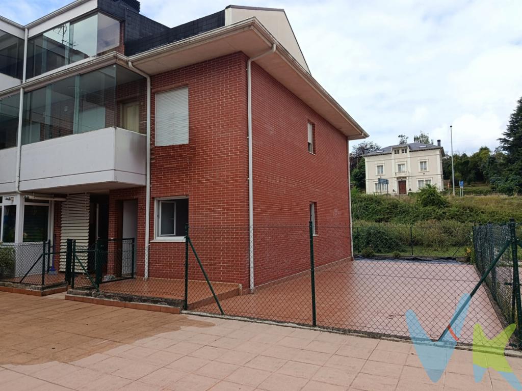 ¡Espectacular bajo a estrenar con terraza, garaje y trastero en Valles, Reocín.Se vende precioso bajo completamente a estrenar, con los suministros ya dados de alta.La vivienda cuenta con aproximadamente 62 m², distribuidos en dos dormitorios, un baño completo, aseo, amplio salón y cocina.Uno de sus grandes atractivos es su parcela privada de120 metros cuadrados con una zona de suelo pavimentado ideal para colocar una mesa, tumbonas o crear un espacio de ocio al aire libre, y otra zona ajardinada con acceso directo desde el salón, perfecta para disfrutar de reuniones, comidas o momentos de relax.Además, incluye una plaza de garaje de gran tamaño, con capacidad para dos coches, un trastero y ascensor con acceso directo al garaje, lo que aporta una gran comodidad.Una vivienda moderna, luminosa y con excelentes prestaciones, ideal tanto para vivir como para invertir. Si buscas estrenar hogar y disfrutar de un espacio exterior privado, esta es una oportunidad que merece la pena visitar.¡Una auténtica maravilla, lista para convertirse en tu nuevo hogar!Al comprador se le cobrarán 1.000+ IVA de gastos de gestión inmobiliaria.Gastos e Impuestos no incluidos en el precio. Compra sujeta a ITP. El comprador se hará cargo de los costes de la escritura e inscripción en el Registro de la Propiedad.\"Más información sobre transparencia, impuestos, gastos y condiciones de compraventa en nuestra web www.activanorte.com\"