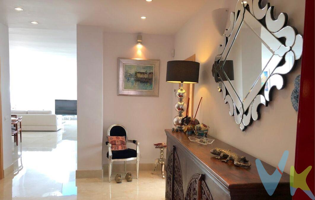 Villa White destaca por sus vistas al mar, su luz natural y su alto nivel de seguridad. Exclusiva villa de lujo en venta.
Construida en 2007, la vivienda destaca por su luminosidad y sus vistas abiertas al mar, con grandes ventanales que acompañan la entrada de luz natural y permiten apreciar los amaneceres de Ibiza. El interior se organiza en espacios amplios y funcionales, donde salón y cocina se conectan con naturalidad, creando un ambiente cómodo para el día a día.
La propiedad dispone de cuatro dormitorios y cinco baños, una gran suite con terraza con vistas al mar. La distribución ha sido concebida para ofrecer privacidad entre estancias, manteniendo una sensación de equilibrio y confort en toda la vivienda.
Una de las plantas, actualmente en desarrollo, ofrece un espacio versátil con acceso independiente y terraza, permitiendo adaptarse a distintos usos como gimnasio, sala de cine o área de ocio. Además, la vivienda cuenta con preinstalación para ascensor, facilitando la conexión entre niveles.
En cuanto a sus instalaciones, la vivienda dispone de aire acondicionado frío/calor en todas las estancias. El sistema ha sido diseñado de forma eficiente, reutilizando el aire caliente del aire acondicionado para climatizar la piscina, lo que permite ampliar la temporada de uso de la misma. La zona de piscina incorpora además muros cortavientos y estructura preparada con pilares para un futuro cerramiento mediante cubierta y paneles laterales. Abajo en la zona de la piscina hay una gran habitación con baño de vapor y salida directa de terraza cubierta que la a la zona de piscina.
El suministro de agua se gestiona mediante cisternas: una de 1.000 litros destinada a jardín y piscina conectada a la red, y dos depósitos adicionales de 1.000 litros para la vivienda, con sistema de descalcificación y bombas de presión.En el exterior, la casa ofrece terrazas con vistas al mar y zona de piscina integrados en un entorno cuidado, junto a espacios ajardinados. La propiedad incorpora también sistemas de alta seguridad, con ventanas con cierres blindados y muros dobles.La vivienda dispone de una zona de aparcamiento cubierta con capacidad para 3 vehículos, garantizando comodidad y fácil acceso.
Enclavada en la codiciada urbanización de Siesta, la vivienda se encuentra en un entorno sereno y privilegiado, muy cerca de las playas, el puerto y la amplia oferta de servicios de Santa Eulària. Su posición dominante proporciona agradables panorámicas al mar y vistas privilegiadas de los emblemáticos amaneceres de la costa este de Ibiza.
