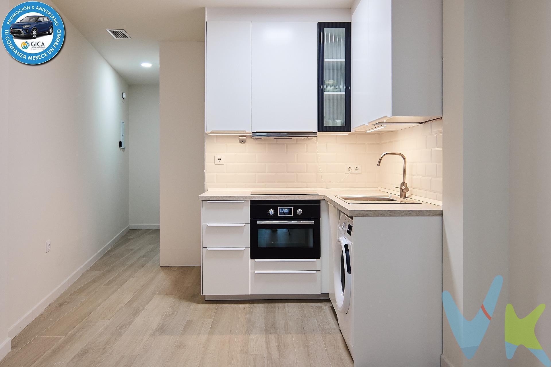 Presentamos vivienda con pocos meses de construcción en pleno centro de la ciudad a escasos metros del Mercado Central de Abastos y del Paseo del Campo del Sur. . La vivienda consta con un dormitorio amplio con armario empotrado y amplio ventanal al exterior. Cuarto de baño completo con plato de ducha y sanitarios. Salón con cocina americana con ventanal a la calle. Cocina amueblada equipada con vitrocerámica, horno, campana, fregadero, frigorífico, lavadora, y termo eléctrico.  . Edificio rehabilitado completamente en sus instalaciones eléctricas, fontanería, revestimientos, aislantes, carpinterías, etc.., permaneciendo la estructura original del mismo. . * Gastos, impuestos y honorarios de la agencia no incluidos en el precio. Si estás interesado en esta propiedad pero tienes que vender, contacta con nosotros, te ayudamos a encontrar comprador para tu vivienda. 