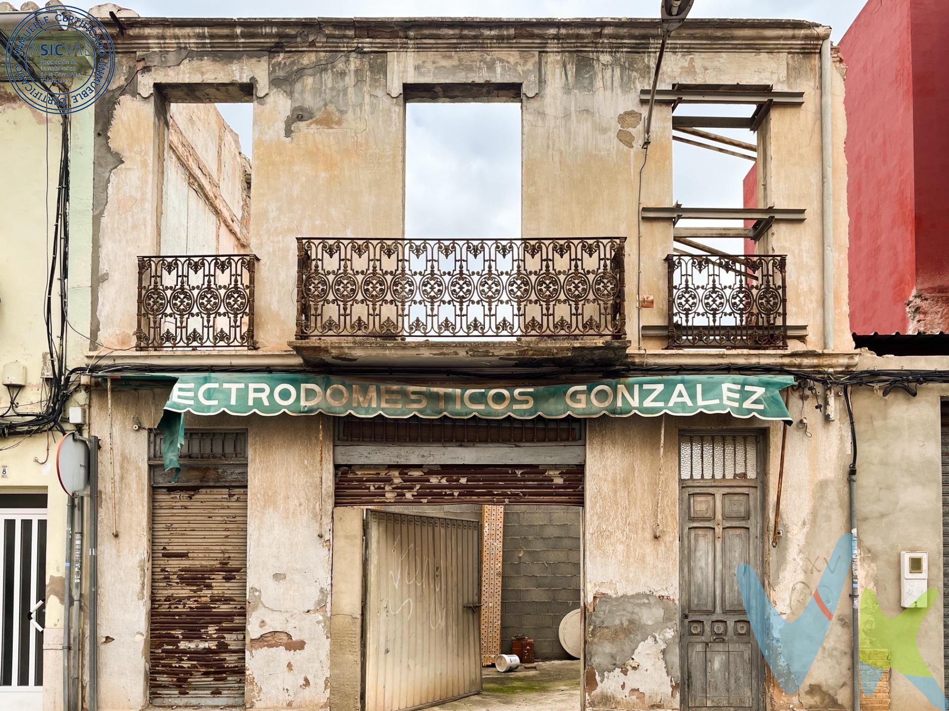 Se vende solar urbano de 117 m² según Catastro, ubicado en una de las zonas más céntricas y demandadas de Moncada, justo frente al emblemático Mercado Viejo. La parcela ofrece múltiples posibilidades de edificación, ideal tanto para promotores como para particulares que deseen construir su vivienda a medida:. Fachada aproximada de 4,30 metros. Profundidad edificable de 15 metros. Edificabilidad estimada de 66,39 m² por planta. Posibilidad de construir planta baja + 2 alturas, siguiendo la tipología tradicional de la zona. Opción de desarrollar vivienda unifamiliar entre medianeras o pequeño edificio residencial. Los balcones existentes deben conservarse, al tratarse de un elemento protegido, aunque se permite su restauración, aportando carácter y valor a la futura edificación. El informe de afección arqueológica se encuentra actualmente en tramitación. Ubicación privilegiada. Situado en el corazón de Moncada, con todos los servicios a un paso:. Supermercados, farmacias y centro de salud. Colegios y universidad. Zonas verdes y huerta. Excelente conexión con Valencia (a solo 10 minutos) y la playa (15 minutos). Ya sabe, si quiere Invertir o vivir a sólo 10 minutos de Valencia y a 15 de la playa, en un Pueblo de la Horta Nord, ésta es su oportunidad de conseguirlo. ¡Llámenos para pedir más información o concertar una visita!. VENTA:. PVP 150.000€.  Gastos e impuestos no incluidos en el precio. La compra conlleva impuestos y gastos de formalización para el comprador. A título orientativo se informa que en segundas transmisiones el ITP con carácter general en Valencia es del 10%, pudiendo existir otros tipos impositivos atendiendo a  las circunstancias  personales del comprador u otras circunstancias previstas legalmente. Base imponible del impuesto el mayor valor entre el precio de compraventa, la tasación o el valor de referencia catastral. En cuanto a los gastos de  notaría y registro, en su caso,  suelen oscilar aprox; entre 1,5% y 2,5% (aranceles variables según precio, n.º de copias y complejidad). El comprador elige notario. Si el comprador precisase de  hipoteca: tasación, condiciones y costes bancarios serán según entidad elegida por el comprador, así como los gastos de gestoría, y cualesquiera otros gastos inherentes a la formalización de la compraventa que legalmente correspondan a la parte compradora, salvo pacto expreso en contrario con el vendedor. El consumidor tiene,  conforme a la normativa vigente, a su disposición información y documentación adicional relativa al inmueble y condiciones de la compraventa, que podrá ser consultada en C/Joaquín Costa 4, bajo 46005 Valencia o urbe2@remax.es. Honorarios de mediación inmobiliaria a cargo del  COMPRADOR: (3% del precio final de venta más IVA (21%), salvo otro pacto.); y  de VENDEDOR (según acuerdo con el mismo). Se informa al consumidor que la agencia actúa como intermediaria inmobiliaria en la operación, estando cualquier eventual compraventa y sus condiciones sujeta a la aceptación expresa del propietario-vendedor y a la posterior formalización del correspondiente contrato.