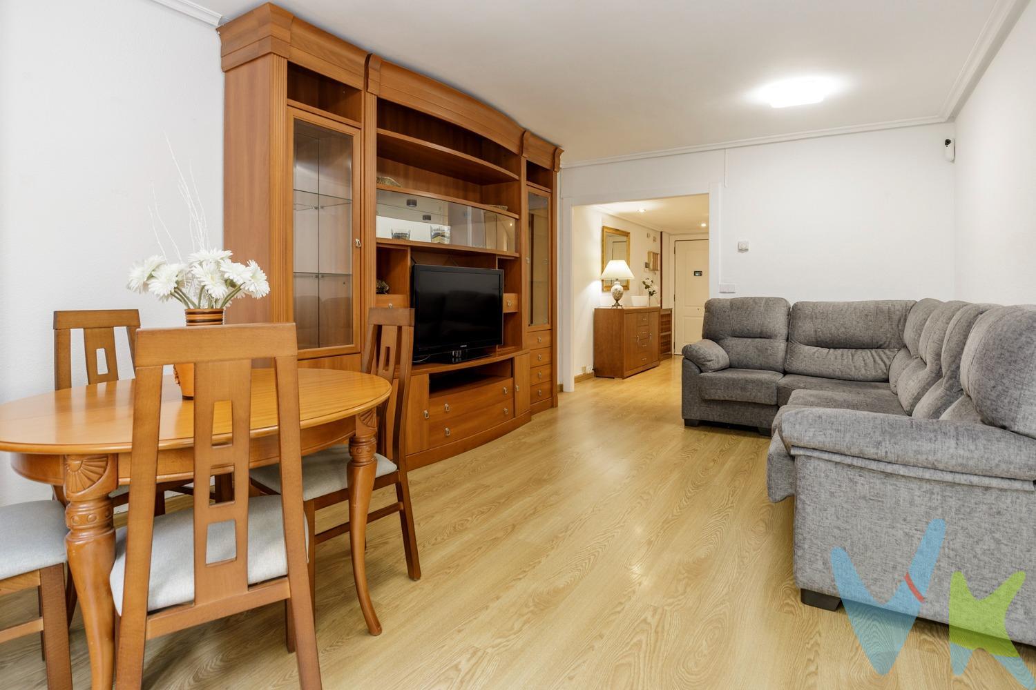 Este fantastico piso en la Calle Monreal , Zaragoza, tiene esa sensación de hogar que aparece cuando todo encaja: espacio para convivir, rincones para desconectar, habitaciones para crecer y la tranquilidad de saber que gran parte del camino ya está hecho. La vivienda cuenta con 90 m² útiles segun registro (medidos 96.5 metros útiles), una superficie generosa que permite vivir sin estrecheces. Aquí no tienes que renunciar: hay espacio para una familia, para teletrabajar, para recibir, para guardar, para respirar. Entrando, se encuentra el salón-comedor de 21 m² es el lugar donde la casa empieza a sentirse como hogar: tardes tranquilas, conversaciones, celebraciones pequeñas, momentos cotidianos que acaban siendo los importantes. Desde él se accede a una terraza de 3,2 m², ese pequeño exterior donde abrir la puerta, dejar entrar el aire y regalarte una pausa. La cocina de 9,23 m² cuenta con acceso a una terraza de uso exclusivo de 9 m², perfecto como  zona de almacenaje o espacio auxiliar. Ese tipo de desahogo que no siempre se valora en una visita rápida, pero que se agradece todos los días. Dispone de 4 habitaciones, con 2 dormitorios dobles y 2 habitaciones individuales. La principal, con armario empotrado y baño en suite, ofrece ese espacio propio tan necesario: un lugar donde cerrar la puerta y sentir calma, donde hacer vida sin salir de tu habitación.Los 2 baños de la casa son amplios, aportando comodidad real para el ritmo de vida diario. Además del edificio, que está en buen estado (1989), el piso está reformado, por lo que podrás empezar una nueva etapa sin cargar con obras desde el primer día. Cuenta con calefacción individual a gas,  caldera con mantenimiento al dia, suelos de tarima, ventanas de madera con dobles ventanas de aluminio, puertas lacadas en blanco. Y hay algo que cambia por completo la experiencia de vivir aquí: garaje y trastero en la misma finca. Llegar a casa sin pensar en aparcar. Guardar lo que no quieres tener a la vista. Tener orden, comodidad y tiempo. Porque al final, una buena casa también es la que te hace la vida más sencilla. Además, el entorno es ideal contando con autobuses cercanos, centro médico, colegios/institutos, zonas infantiles, zonas arboladas y el Parque Bruil, servicios que acompañan el día a día sin complicarlo. Gastos de comunidad:. Vivienda: 77,50 €/mes. Garaje: 102,50 €/semestre. Una vivienda amplia, reformada y completa, pensada para quienes no buscan solo cambiar de piso, sino vivir con más comodidad, más orden y más calma. Ven a conocerlo. Hay casas que se entienden mejor cuando las recorres y empiezas a imaginar tu vida dentro.