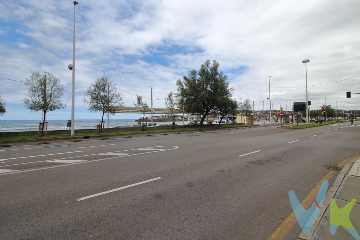 ¡Tu próximo hogar junto al mar en La Arena, Gijón! ??Te presentamos este luminoso y acogedor piso ubicado en el cotizado barrio de La Arena, una de las zonas más vibrantes y deseadas de Gijón. Si siempre has soñado con despertarte y pasear por la costa o disfrutar de la naturaleza sin salir de la ciudad, esta es tu oportunidad ideal.? Ubicación PrivilegiadaA escasos metros de la Playa de San Lorenzo: Siente la brisa marina y disfruta del paseo marítimo a solo unos pasos de tu portal.Al lado del Parque Isabel la Católica: El auténtico pulmón verde de Gijón, perfecto para pasear, hacer deporte o desconectar en un entorno natural único.? Características del InmuebleEl piso destaca por su excelente distribución, aprovechando al máximo cada rincón para ofrecer confort y funcionalidad:2 Habitaciones: Espaciosas, perfectas como dormitorio principal y habitación de invitados, infantil o despacho.Luminoso Salón: El corazón de la casa, un espacio cálido y lleno de luz natural, ideal para tus momentos de relax o para recibir visitas.Cocina Independiente: Totalmente equipada y con el espacio que necesitas para cocinar con total comodidad.1 Baño completo: Funcional y bien distribuido.Comodidad Garantizada: El edificio cuenta con ascensor, facilitando tu día a día.? Una inversión inteligenteYa sea como tu vivienda habitual, tu segunda residencia vacacional o como una inversión segura en una de las zonas con mayor demanda de la ciudad, este piso lo tiene todo: ubicación, luz y comodidad.¡No dejes escapar esta oportunidad única en La Arena! Contáctanos hoy mismo para concertar una visita y enamorarte de tu futuro hogar.Gastos e impuestos no incluidos en el precio. En segundas transmisiones, el comprador abona el ITP (porcentajes en Asturias: https://sede.tributasenasturias.es/sites/sede/default/es_ES/Que-quieres-hacer/Transmisiones-Patrimoniales-y-AJD), calculado sobre el mayor valor entre precio, tasación o valor de referencia catastral. Notaría y registro según aranceles variables; el comprador elige notario. El vendedor asume la plusvalía municipal; el resto de gastos (incluida hipoteca: tasación, costes bancarios, gestoría y formalización) son del comprador.Honorarios: intermediación a cargo del vendedor; mediación a cargo del comprador del 2% + IVA, mínimo 2.000  + IVA.El consumidor puede solicitar información y documentación adicional en la sede física o por correo electrónico de la Agencia (contacto en la web). La agencia actúa solo como intermediaria; toda compraventa queda sujeta a la aceptación expresa del vendedor y a la formalización del contrato. Anuncio meramente informativo: los datos corresponden a la fecha de publicación y pueden variar por actualizaciones legales, contractuales o fiscales.