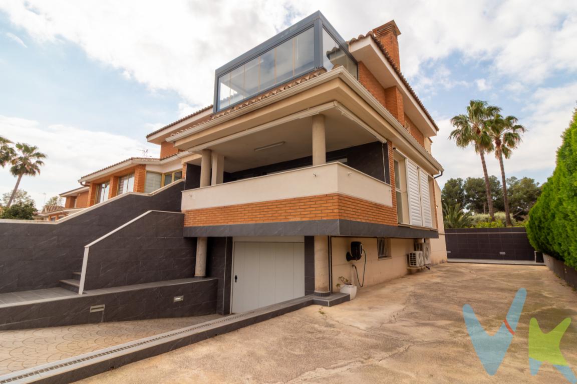 CASA ACOGEDORA Y MODERNA EN PUERTO DE SAGUNTO Hay viviendas que simplemente cumplen, y otras que se sienten especiales desde el primer momento. Esta es una de ellas.Se trata de una vivienda acogedora, moderna y muy bien conservada, con una distribución cómoda y pensada para el día a día.Dispone de tres habitaciones, dos baños completos y un aseo, ofreciendo un equilibrio perfecto entre espacio y funcionalidad.La cocina, moderna y totalmente equipada con las mejores opciones del mercado, está pensada para hacer la vida más fácil, y el salón-comedor, amplio y muy luminoso, invita a disfrutar de cada momento con una sensación de calidez muy agradable.Se completa con un exterior espacioso  y una zona de barbacoa que se convierte en el lugar perfecto para reuniones, descanso y tiempo de calidad.Cuenta con un amplio garaje y una excelente capacidad de almacenaje gracias a sus armarios y trasteros, algo que en el día a día se valora más de lo que parece.En cuanto a las instalaciones, dispone de aire acondicionado por conductos, calefacción central mediante radiadores y sistema de agua caliente con caldera de condensación, garantizando confort durante todo el año.Ubicada en una zona tranquila, cercana al mar y con fácil acceso a Valencia, ofrece una calidad de vida muy completa, combinando comodidad, buena ubicación y bienestar.Una vivienda lista para entrar a vivir y disfrutarla desde el primer día.En nuestra agencia contamos con el distintivo de Agentes de Intermediación Inmobiliaria de la Comunitat Valenciana (Número de registro RAICV 1394) y cumplimos con todos los requisitos que debe tener un profesional del sector inmobiliario.Por mandato expreso del propietario, comercializamos este inmueble en exclusiva, lo que le garantiza el acceso a toda la información, a un servicio de calidad, un trato fácil, sencillo y sin interferencias de terceros. Si usted es agente inmobiliario y tiene un cliente para este inmueble, llámenos estaremos encantados de colaborar.  El precio indicado no incluye gastos ni otros conceptos. A tal efecto, se informa que al referido precio habrá que añadirle los gastos propios de la transmisión inmobiliaria, entre los que cabe enumerar los siguientes: honorarios notariales, impuesto al que se encuentre sujeta la transmisión (Impuesto sobre el Valor Añadido o Impuesto sobre Transmisiones Patrimoniales y Actos Jurídicos Documentados, según el caso), gastos de inscripción en el Registro de la Propiedad y honorarios de intermediación de la agencia inmobiliaria.  ¿Qué te ofrecemos en nuestra agencia?  - Honradez y transparencia- Agilizamos y hacemos más cómodo el proceso.  - ¡Nos ocupamos de todo! Cero preocupaciones.  - Recibe apoyo legal y fiscal durante todo el proceso.  - Experto inmobiliario 100% a tu lado.  - Asistencia post venta ¡Seguimos a tu lado!  Si deseas saber más, no dudes en ponerte en contacto con nosotros. 