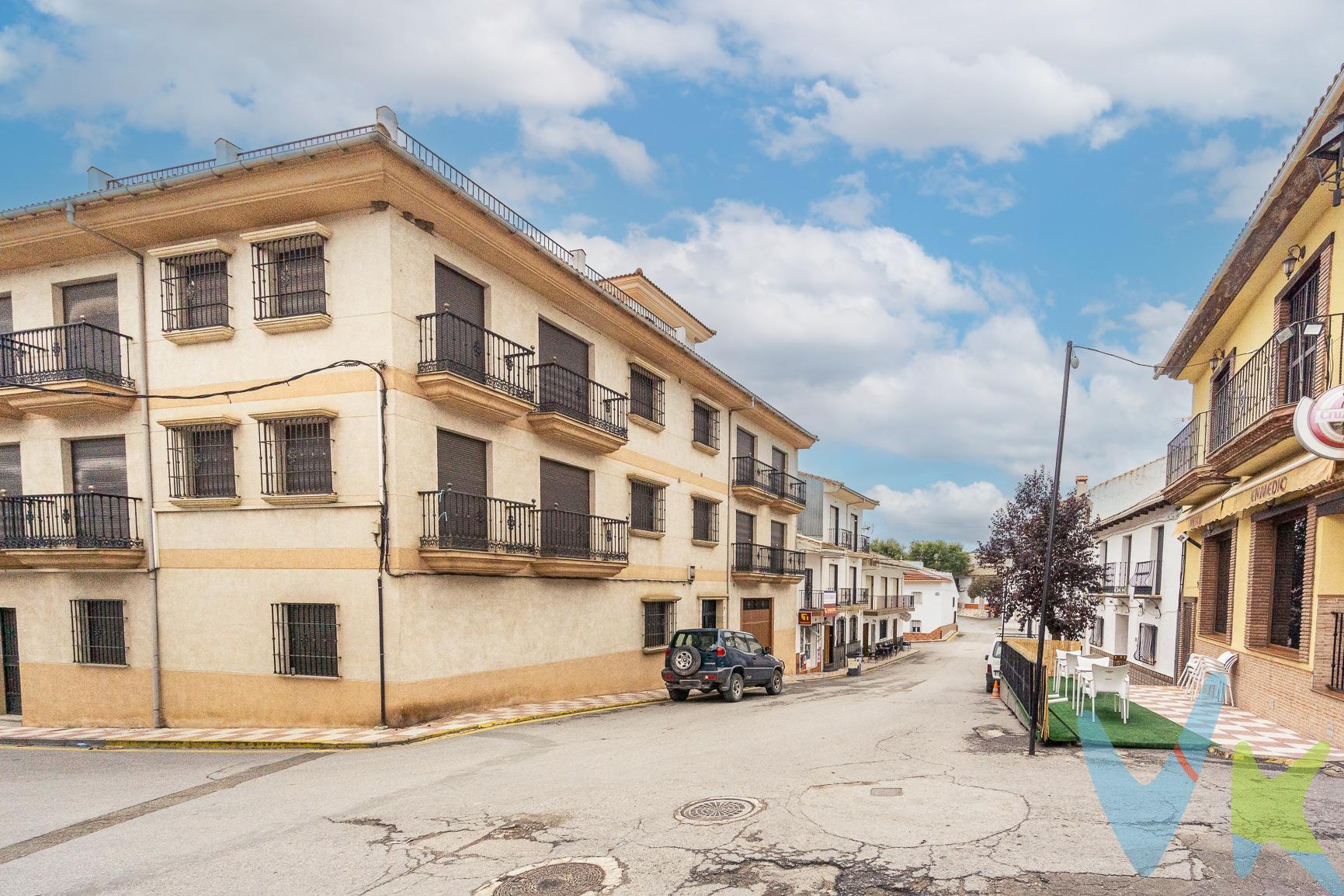 Encantadora Casa con Negocio en el Corazón de Montillana, Granada. Situada en el centro de Montillana, en la hermosa provincia de Granada, esta espaciosa vivienda de tres plantas es perfecta para quienes buscan un hogar acogedor con la posibilidad de desarrollar un negocio en la planta baja. La propiedad está en excelente estado y construida con materiales de alta calidad. La planta baja alberga un espacio comercial, ideal para explotarlo o transformarlo en un apartamento independiente. Además, en esta planta encontramos una cocina completamente equipada, con chimenea, que aporta un ambiente cálido y tradicional. En la planta intermedia, un espacioso salón cuenta con una moderna estufa de pellet y salida directa a un encantador patio privado, ideal para disfrutar de momentos al aire libre. Desde el patio se accede a la gran terraza superior, un espacio perfecto para relajarse y aprovechar el clima de la región. La vivienda dispone de dos cómodas habitaciones y dos cuartos de baño completos. Además, desde sus balcones se pueden disfrutar de vistas al entorno rural, mientras que la amplia terraza de la azotea incluye un práctico trastero para almacenamiento adicional. Gracias a su excelente ubicación, con todos los servicios a mano, esta casa es una oportunidad excepcional tanto como residencia familiar como para inversión. ¡No dudes en ponerte en contacto para más información o para concertar una visita!. Ref. N300. * El PVP indicado no incluye impuestos ni gastos de Escritura. * Honorarios agencia no incluidos. * Las superficies expresadas en esta página tienen carácter descriptivo y son aproximadas. * Los precios pueden ser susceptibles de modificación sin previo aviso. * La vivienda se vende sin muebles. 