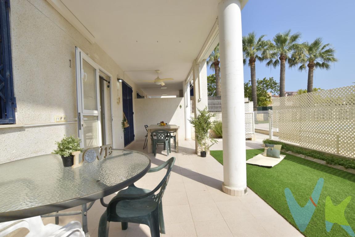 ¿Te gustaría vivir todo el año junto al mar o de forma vacacional? Te ofrecemos un apartamento, ideal de tamaño para disfrutarlo y compartirlo en familia, con amigos y con tu mascota. Vivienda en planta baja con entrada independiente y acceso a una terraza parte cubierta y parte descubierta en donde las veladas se harán interminables. Más de 20m2 de terraza te convertirán en el mejor anfitrión de la playa de Puçol, conocida por su paseo marítimo peatonal, su hostelería para todos los niveles y su baja densidad, muy familiar, poco masificada y perfecta para desconectar y vivir todo el año. Playa de más de 2km con bandera azul, servicio de socorrista, sombrillas gratuitas y mercadillo ambulante la convierten en la envidia de l´Horta Nord, siendo muy demandada por la proximidad a la ciudad del Túria y extranjeros. La vivienda incluye plaza de garaje y trastero en el mismo complejo, de varios bloques, característico por sus tejas azules, además de sus piscinas y zonas verdes para los más pequeños de la casa. El municipio de Puçol está a 3km, hay bus interurbano, tren de cercanías y puedes optar por ir a Puçol en coche, en bici o a pie por la Vereda Mangraners, allí contarás con todos los servicios necesarios, incluso 2 colegios internacionales. La playa de Puçol cuenta, durante el verano, con todos los servicios necesarios para una vida cómoda (farmacia, servicio médico, hornos, frutería, peluquería...etc). La ciudad de Valencia está a menos de 30 minutos y Castellón a 45 minutos. ¿Quieres más información? Llámanos y hacemos realidad tu proyecto de vida. ¿Hablamos?  ¿Te gustaría enterarte en primicia de nuestros inmuebles en alquiler y venta? En VIVEKU.ES los publicamos con unos días de antelación.Contamos con 30 años de experiencia acreditada y nuestro objetivo es garantizarle un servicio de compra humano, ético, de calidad, fácil y seguro. Nuestro equipo lo integran agentes con la titulación AIR (Agente Inmobiliario Registrado) y Agentes Certificadores de la categoría Premium en certificación de inmuebles y debidamente registrados en el Registro de Agentes de Intermediación de la CV (RAICV 0743). Consulte en nuestras reseñas de Google lo que opinan los clientes que ya han trabajado con nosotros.El precio NO incluye: Impuestos, gastos de Notaría, registro y honorarios de inmobiliaria.    