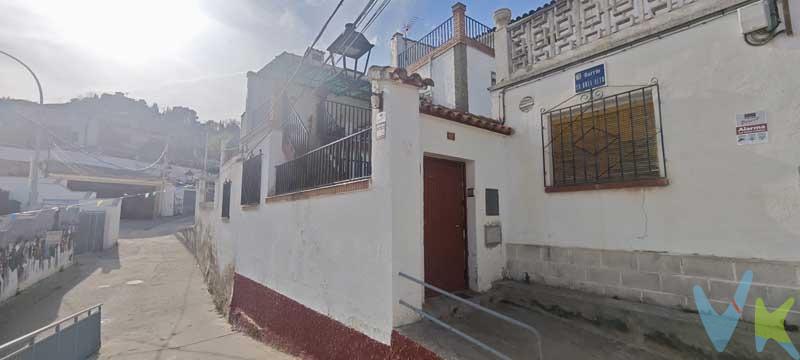 <b>CALATAYUD - Barrio la Rosa Alto: </b> Casa en 3 plantas de 133 metros. Con patio y 2 terrazas. Salón, 2 dormitorios dobles y 2 dormitorios individuales. Cocina amueblada y equipada, despensa. Cuarto de baño. Calefacción eléctrica con acumuladores, agua caliente con termo eléctrico. Suelos de terrazo y ventanas de madera. . Situada en la zona alta de Calatayud tiene unas vistas impresionantes. Cerca de todo tipo de servicios.