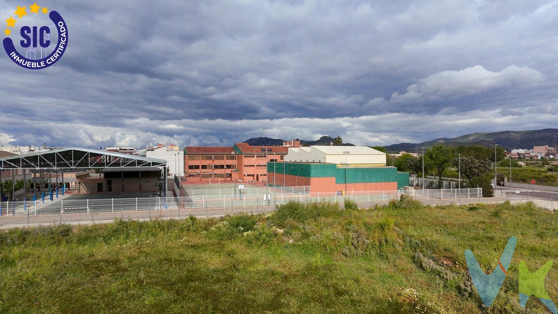 Se ofrece en venta una isla de suelo urbano consolidado en el sector residencial AIS-TR-4 (Terrer Roig), ideal para el desarrollo de hasta 8 viviendas unifamiliares aisladas con jardín propio. Con una superficie de 4.912 m², esta parcela representa una de las pocas oportunidades urbanas de este tipo disponibles en la comarca. La parcela se encuentra completamente rodeada de calles urbanizadas, frente a colegios, zonas verdes y deportivas, con excelente accesibilidad y un entorno tranquilo y familiar, altamente demandado por compradores que buscan vivienda nueva independiente dentro del casco urbano. 🏗️ Parámetros urbanísticos orientativos:. 	•	Superficie media por parcela: 614 m². 	•	Tipología: Vivienda unifamiliar aislada. 	•	Ocupación máxima: 40%. 	•	Altura máxima: 2 plantas (hasta 8 m). 	•	Edificabilidad total: hasta 2.947 m² construibles. 	•	Repercusión edificable: 293 €/m². 📍 Ubicación estratégica:. 	•	Frente a colegio y junto a zonas deportivas y parques. 	•	A 10 minutos andando de la estación de tren Cercanías (C2 – conexión directa con Valencia). 	•	Acceso rápido a CV-40 y A-35. 	•	Entorno consolidado con alta demanda de vivienda nueva. VENTA:. PVP 884.166€.  Gastos e impuestos no incluidos en el precio. La compra conlleva impuestos y gastos de formalización para el comprador. A título orientativo se informa que en segundas transmisiones el  ITP  con carácter general en  Valencia  es del 9%, pudiendo existir otros tipos impositivos atendiendo a  las circunstancias  personales del comprador u otras circunstancias previstas legalmente. Base imponible del impuesto el mayor valor entre el precio de compraventa, la tasación o el valor de referencia catastral. En cuanto a los gastos de  notaría y registro, en su caso,  suelen oscilar aprox; entre 1,5% y 2,5% (aranceles variables según precio, n.º de copias y complejidad). El comprador elige notario. Si el comprador precisase de  hipoteca: tasación, condiciones y costes bancarios serán según entidad elegida por el comprador, así como los gastos de gestoría, y cualesquiera otros gastos inherentes a la formalización de la compraventa que legalmente correspondan a la parte compradora, salvo pacto expreso en contrario con el vendedor. El consumidor tiene,  conforme a la normativa vigente, a su disposición información y documentación adicional relativa al inmueble y condiciones de la compraventa, que podrá ser consultada en C/Joaquín Costa 4, bajo 46005 Valencia o urbe2@remax.es. Honorarios de mediación inmobiliaria a cargo del  COMPRADOR: (3% del precio final de venta más IVA (21%), salvo otro pacto.); y  de VENDEDOR (según acuerdo con el mismo). . Se informa al consumidor que la agencia actúa como intermediaria inmobiliaria en la operación, estando cualquier eventual compraventa y sus condiciones sujeta a la aceptación expresa del propietario-vendedor y a la posterior formalización del correspondiente contrato.
