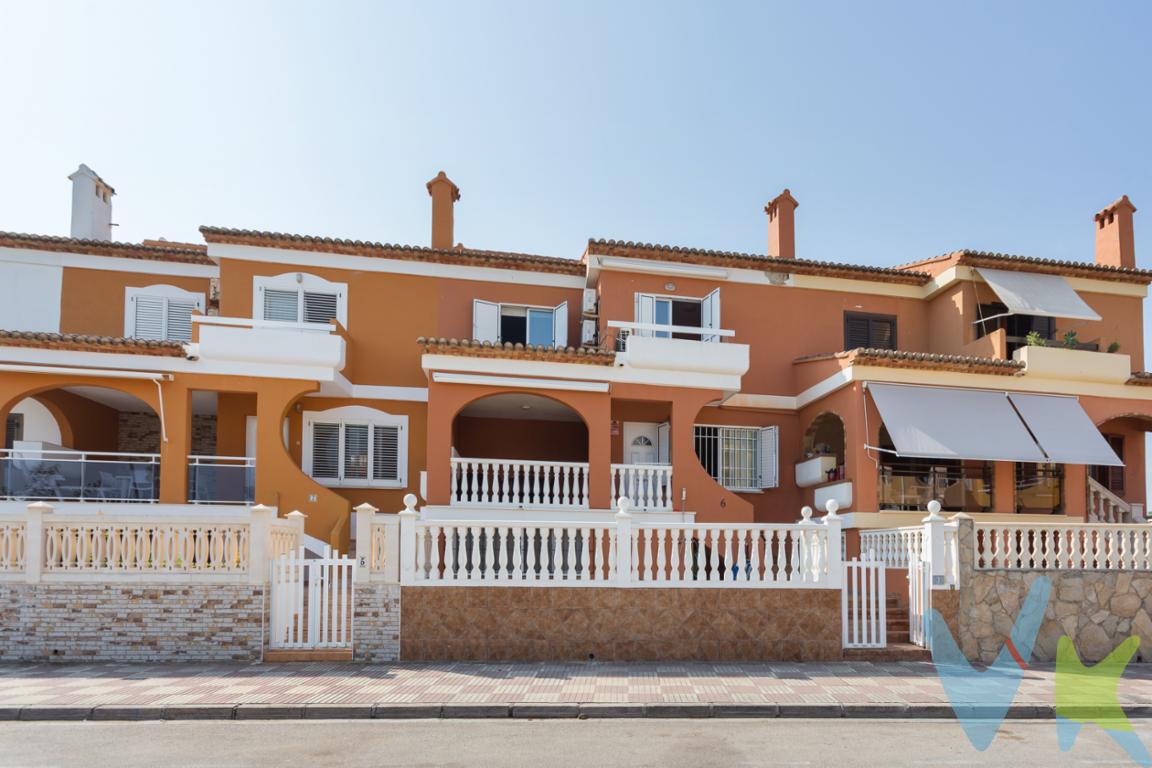 🏖️“Donde el mar y el hogar se encuentran: exclusivo adosado en la playa de Xeraco”

Presentamos este maravilloso adosado situado en una ubicación privilegiada: primera línea lateral de la playa de Xeraco, con vistas despejadas al parque y al mar Mediterráneo. Una vivienda amplia, luminosa y equipada con todas las comodidades para disfrutar del mejor estilo de vida junto al mar.

En la planta baja encontrarás una cochera con capacidad para dos vehículos, un dormitorio con cama de matrimonio y un baño completo con plato de ducha, ideal para invitados o para mayor confort en el día a día.

La primera planta ofrece un salón comedor amplio y muy luminoso, con salida a una terraza delantera con toldo eléctrico, perfecta para relajarse al aire libre. Dispone además de un aseo de cortesía y una cocina totalmente equipada, con acceso directo a un patio trasero con barbacoa, ideal para disfrutar de comidas y cenas en familia.

En la segunda planta se encuentran tres dormitorios dobles y dos baños completos, uno de ellos en suite. El dormitorio principal cuenta con balcón privado desde el que se aprecian unas hermosas vistas al parque y al mar, creando un ambiente único de descanso y bienestar.

La vivienda dispone de mallorquinas, rejas y mosquiteras en todas las ventanas, así como aire acondicionado en los dormitorios y en el salón-comedor, garantizando confort y seguridad durante todo el año.

Vivir o veranear en la playa de Xeraco es disfrutar de uno de los rincones más tranquilos y naturales del litoral valenciano. Su extensa playa de arena fina y aguas cristalinas, junto con su ambiente familiar y relajado, la convierten en el lugar perfecto para desconectar, practicar deportes acuáticos o pasear junto al mar al atardecer.

Una propiedad ideal para quienes buscan espacio, comodidad y proximidad al Mediterráneo, en un entorno cuidado y con encanto.

Por mandato expreso del propietario, comercializamos este inmueble en exclusiva, lo que le garantiza un servicio de calidad, un trato fácil, un proceso sencillo, rápido y sin interferencias de terceros. Por este motivo, se ruega no molestar al propietario, a los ocupantes de la propiedad, a los vecinos o conserjes del edificio si los hubiera.

Muchas gracias por su comprensión. Si usted es agencia inmobiliaria y tiene un cliente para este inmueble, llámenos, estaremos encantados de colaborar en esta y otras operaciones.

Los datos facilitados son informativos, sujetos a pequeños errores, por lo que no suponen relación contractual alguna.