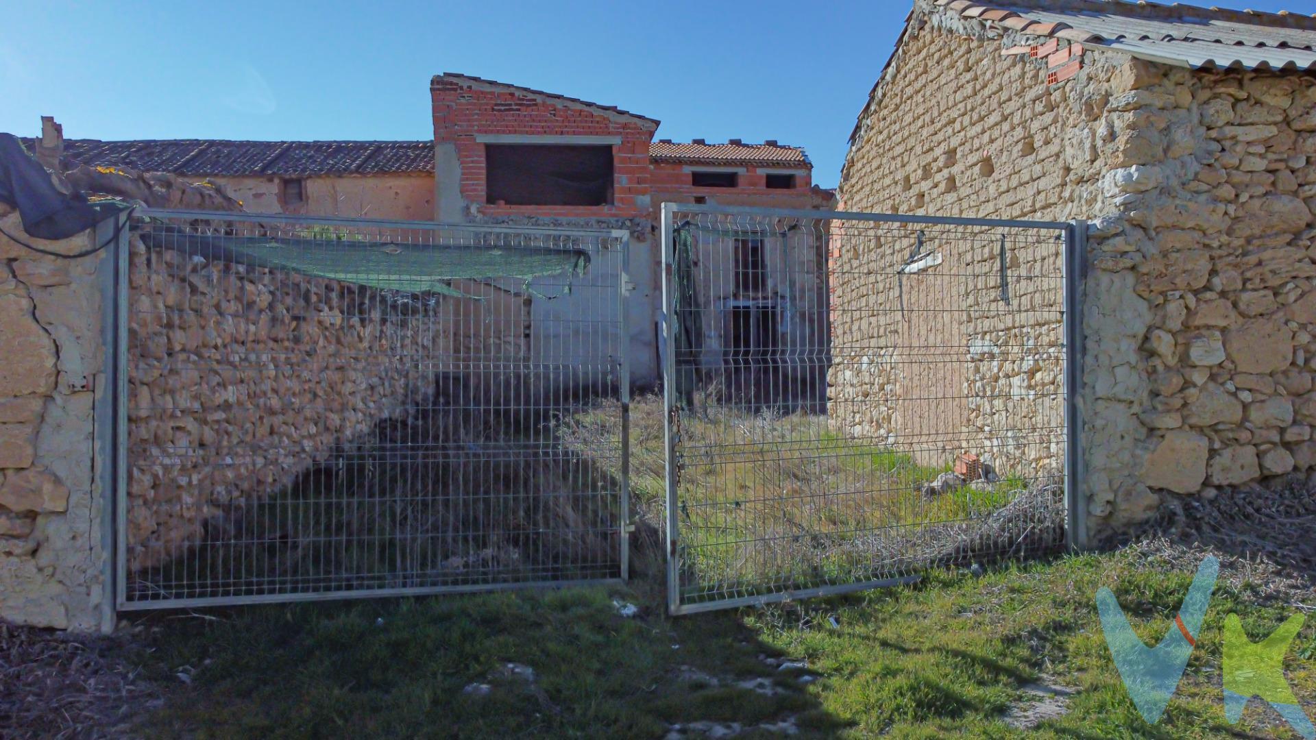 Oportunidad única en Castrillo de Duero. Se vende vivienda en estructura sobre parcela de 359 metros cuadrados ,con una construcción de 192 metros cuadrados, según nota simple registral. Ubicada en el encantador municipio de Castrillo de Duero(Valladolid),en pleno corazón de la Ribera del Duero, esta propiedad ofrece múltiples posibilidades. Ideal para quienes buscan desarrollar un proyecto de alojamiento rural ,vivienda habitual o segunda residencia en un entorno tranquilo ,rodeado de naturaleza y viñedos .La estructura permite adaptar la distribución interior a medida ,según tus necesidades. Características principales:. Parcela de 359m. Estructura de vivienda de 192m. Posibilidad de jardín,patio o zona de aparcamiento. Entorno rural y tranquilo,perfecto para desconectar. Buena conexión por carretera y a pocos minutos de Peñafiel,zona turística de gran atractivo enológico en la Ribera del Duero. Haz realidad tu proyecto en un entorno con encanto!