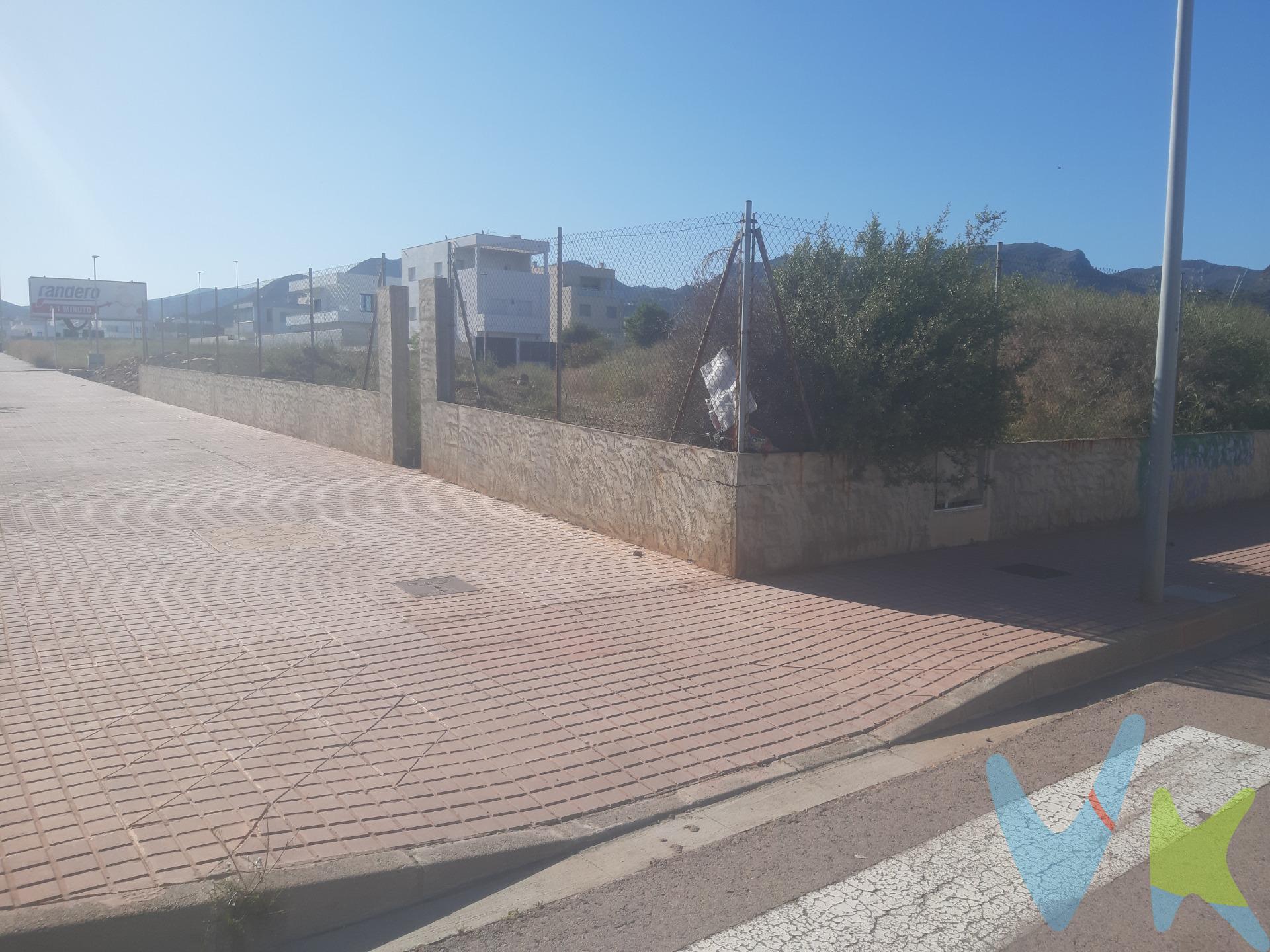 ¡Oportunidad única para inversores y constructores en La Vall d'Uixó! Este amplio solar cantonero, situado en una de las zonas más prometedoras de la Comunidad Valenciana, te ofrece un lienzo perfecto para desarrollar el proyecto que siempre has soñado. Con un precio atractivo de solo €130,500, este terreno urbano se presenta como una excelente inversión gracias a su ubicación estratégica. Si buscas construir viviendas modernas o locales comerciales adaptados a las necesidades del mercado actual, este es el lugar ideal. Aunque no cuenta con construcción existente ni servicios actualmente instalados, esto significa que tienes total libertad creativa para diseñar desde cero tu obra maestra arquitectónica. ¡No pierdas la ocasión de adquirir esta propiedad y dar vida a tus ideas! Contáctanos ya e infórmate sobre todas las posibilidades que ofrece esta impresionante parcela. “El precio del inmueble no incluye los gastos de notaría y registro de la propiedad (que están sujetos a aranceles y varían dependiendo del precio de escrituración), ni los impuestos (que en la Comunitat Valenciana varían dependiendo del precio del inmueble y de las características personales del comprador.”. 