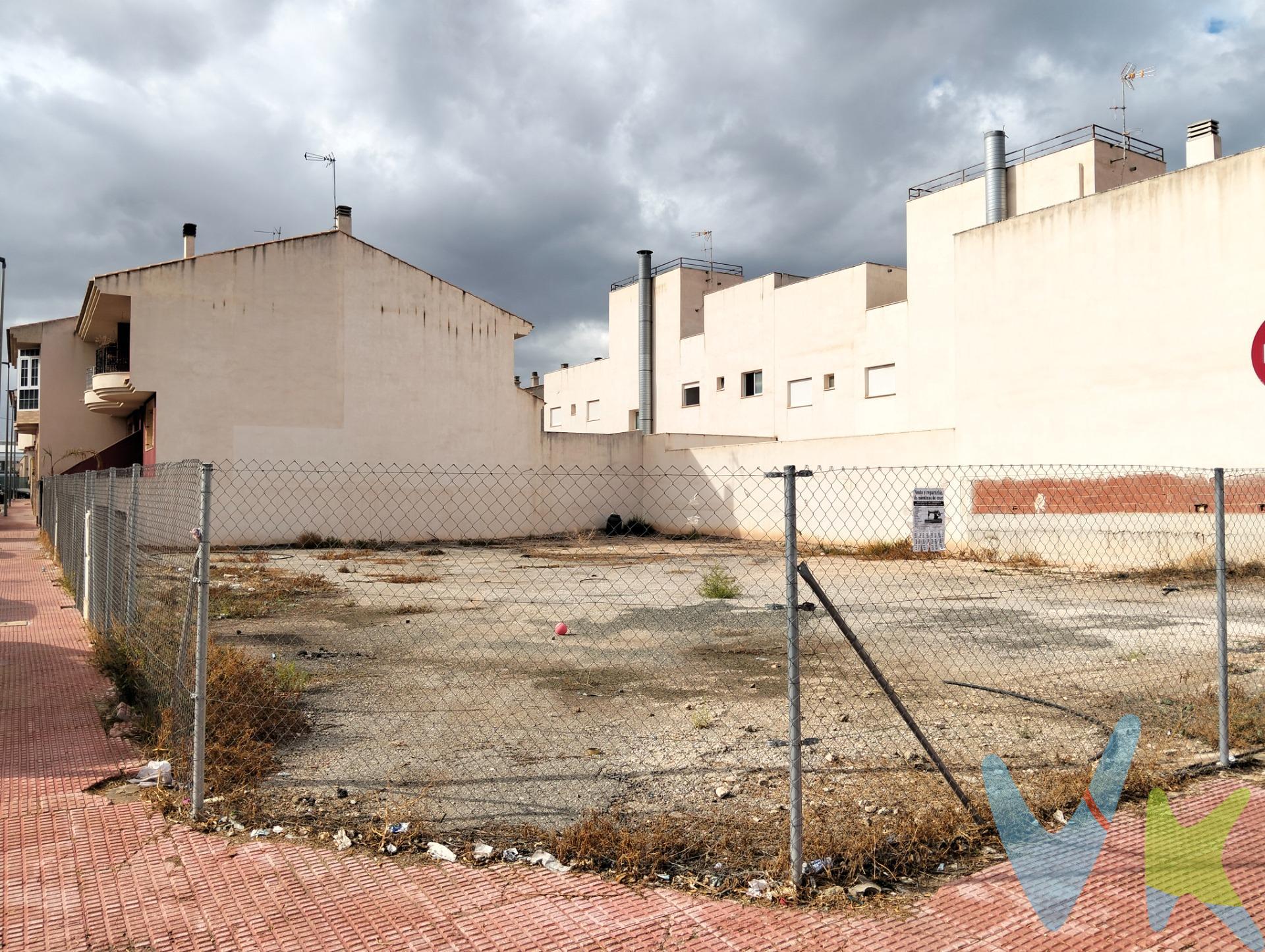 Crea el hogar que siempre has soñado en esta fantástica parcela en las Torres de Cotillas, ideal para construcción de una vivienda unifamiliar amplia parcela de 217 m2 en una zona residencial muy tranquila y con todos los servicios cercanos, se puede construir una planta bajo rasante para garaje y dos plantas más buhardilla sobre rasante. Parcela edificable en una de las mejores ubicaciones de las Torres de Cotillas con buenos accesos y servicios a colegios, polideportivo, farmacia, centros de salud, supermercados…. Su situación urbanística calificado Terreno Urbano (solar).  Dos Terrenos de 217 m², posibilidad de segregación. Dotado de equipamientos tales como; agua, electricidad, alcantarillado, alumbrado público, aceras…. Para terminar, te queremos comentar algo: ¡Descubre una aventura inmobiliaria que combina calidad, pasión y profesionalidad! La confianza que los propietarios han depositado en nosotros es un testimonio de nuestro compromiso en brindarte un servicio excepcional. Aquí viene el detalle especial: al contactarnos directamente, evitarás molestarlos, nosotros seremos tus intermediarios y te proporcionaremos toda la asistencia necesaria. Estamos aquí para facilitarte la documentación e información que requieras, y te prometemos un trato cálido y sin complicaciones. Te informaremos detalladamente de todos los aspectos, incluyendo gastos de la compra y honorarios de agencia que no están incluidos en el precio, para garantizar tu comodidad y tranquilidad durante todo el proceso. Esa es nuestra esencia, proporcionarte #Calma: “Estado ideal de tranquilidad que tendrás al comprar tu terreno con nosotros”. Queremos que sepas que tanto la descripción del inmueble como las imágenes que ves son valiosas referencias informativas, en ningún caso tienen carácter contractual. Asimismo, el precio ha sido designado por la propiedad por lo que podría sufrir variaciones y no sería vinculante hasta que se formalice en contrato de compraventa.