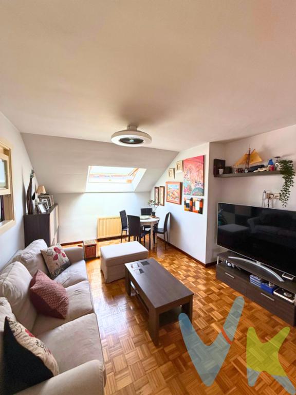 ¡Piso Reformado y Luminoso en La Felguera  Oportunidad Única!Te presentamos este magnífico piso situado en la céntrica calle Baldomero Alonso, en La Felguera. Se trata de una propiedad con 85 m² útiles y 100 m² construidos, distribuida en 3 amplias habitaciones y un baño, ideal para familias que buscan un hogar cómodo y bien comunicado. Descripción de la PropiedadLa vivienda, que ha sido reformada hace unos años, se encuentra en perfecto estado, lista para entrar a vivir. Todos los huecos, excepto baño, cuentan con velux de madera que aportan un toque cálido y acogedor. Además, la cocina dispone de ventana propia y tiene acceso directo a una terraza soleada, perfecta para disfrutar de un espacio exterior privado.Características AdicionalesCalefacción de gas natural.Instalación eléctrica en perfecto estado.El tejado fue reformado hace 7 años.Luminoso y soleado, gracias a su excelente orientación y amplias ventanas que permiten el paso de luz natural. Entorno y ConexionesUbicado en una zona estratégica de La Felguera, este piso cuenta con todos los servicios a su alcance, como supermercados, colegios, centros de salud y opciones de ocio, además de una excelente comunicación con Gijón y Oviedo, a tan solo 20 y 15 minutos respectivamente. Esto lo convierte en un punto de partida ideal tanto para quienes trabajen en estas ciudades como para quienes deseen disfrutar de un entorno tranquilo sin renunciar a la cercanía a grandes núcleos urbanos. Oportunidad ÚnicaUna propiedad con múltiples posibilidades y un gran potencial, ideal tanto como primera residencia como inversión para alquiler. Los muebles son negociables en el precio, facilitando aún más la adaptación del piso a tus necesidades y preferencias.No dejes pasar la oportunidad de adquirir esta vivienda en una de las mejores zonas de La Felguera. ¡Contacta con nosotros para más información y para concertar una visita!  La oferta está sujeta a cambios de precio o retirada del mercado sin previo aviso. Este anuncio en su conjunto, incluyendo textos, fotos, imágenes o cualquier otro contenido del mismo, no es vinculante dado que la información es ofrecida por terceros y puede contener errores. Se muestra a título informativo y no contractual. El precio no incluye lo siguiente: Honorarios de la agencia inmobiliaria, impuestos (IVA, ITP) y otros gastos de la Compraventa (notaria, gestoría y registro). Por mandato expreso del propietario, comercializamos este inmueble en exclusiva, lo que le garantiza el acceso a toda la información, a un servicio de calidad, un trato fácil, sencillo y sin interferencias de terceros. Si usted es agente inmobiliario y tiene un cliente para este inmueble, llámenos: estaremos encantados de colaborar. Muchas gracias por su comprensión. 