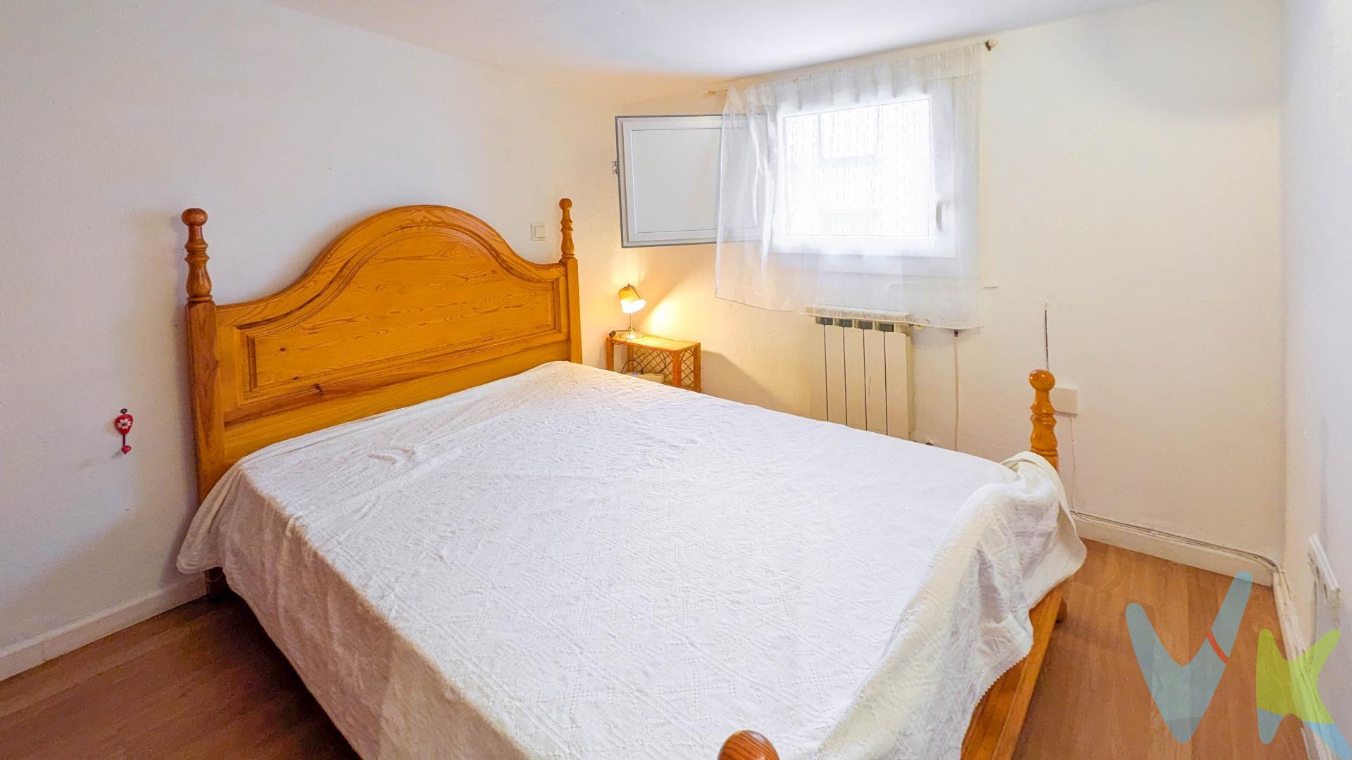 Descubre esta encantadora buhardilla ubicada en el centro de Santander, a solo 3 km del mar 🌊. PERFECTA PARA INVERSORES O PAREJAS EN BUSCA DE UN NUEVO HOGAR. Situado a tan solo unos minutos del Hospital Universitario Marqués de Valdecilla 🏥y rodeado por todos los servicios necesarios como supermercados a menos de 5 min a pie, farmacias, cafeterías ☕y restaurantes a escasos minutos caminando o conduciendo. Con una superficie construida de 47 m² y útil de 44 m², esta propiedad cuenta con dos acogedoras habitaciones: una doble y otra individual, ideal para recibir invitados. El salón se integra con la cocina 🍽️, creando un espacio funcional y moderno. Además, dispone de un amplio baño que incluye lavadora 🚿. . Este edificio sin ascensor es perfecto tanto para vivir como para invertir ¡No pierdas la oportunidad! 📈. Debido a la gran demanda se tendrán en cuenta el orden de solicitudes hasta completar las jornadas de visitas. . Reserva ahora con nosotros, ¡contáctanos!. TRANSPARENCIA GESTIÓN INMOBILIARIA:. - Sujeto a decisión última del cliente propietario. - Al precio se añadirán Impuestos, gastos de Notaría, registro y honorarios. - Consultar resto de condiciones. 