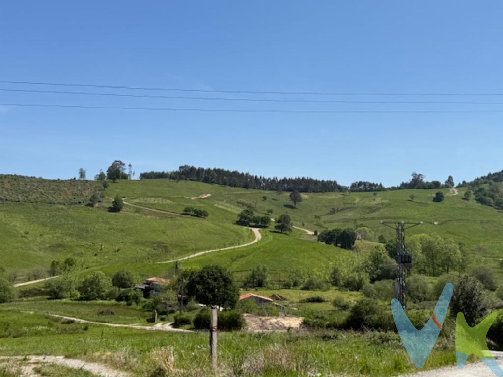  En el pintoresco municipio de Comillas, se encuentra una exclusiva finca Rústica de 63.600 m2 en venta que redefine el concepto de vida tranquila en un entorno natural y privilegiado. Esta parcela ofrece una oportunidad excepcional para aquellos que buscan un refugio de paz lejos del bullicio de la ciudad. Ubicada en un entorno sereno y rodeada de naturaleza, con una vivienda ya construida de esta finca es ideal para construir la casa de sus sueños o invertir en un proyecto que prometa tranquilidad y revalorización.La finca se extiende sobre una amplia parcela que ofrece infinitas posibilidades de desarrollo y uso. La generosidad del espacio asegura que podrá diseñar su propio oasis al aire libre, con jardines exuberantes, espacios recreativos, como la monta de caballo o incluso áreas dedicadas al cultivo. El entorno de Comillas es conocido por su belleza visual, con paisajes que ofrecen una mezcla cautivadora de mar, montaña y arquitectura histórica. La finca no solo le brinda la oportunidad de ser parte de esta comunidad vibrante, sino también de disfrutar de su rica oferta cultural, con monumentos emblemáticos y una gastronomía excepcional. Esta ubicación no solo es perfecta para uso residencial, sino que también representa una impresionante oportunidad de inversión debido a su potencial para revalorización, dada la creciente demanda en la zona.Invitamos a los interesados a visitar la propiedad y experimentar, de primera mano, la tranquilidad y posibilidades que esta finca ofrece. Recorrer este terreno extenso inspira visiones de lo que podría ser su futuro hogar o inversión en este idílico rincón de Comillas. Una visita es esencial para apreciar por completo el potencial y la belleza del lugar, donde cada rincón cuenta una historia de paz y promesa. Para más detalles, póngase en contacto y organice una visita personalizada. Descubra la finca que podría convertirse en el lienzo sobre el cual construir sus sueños. 