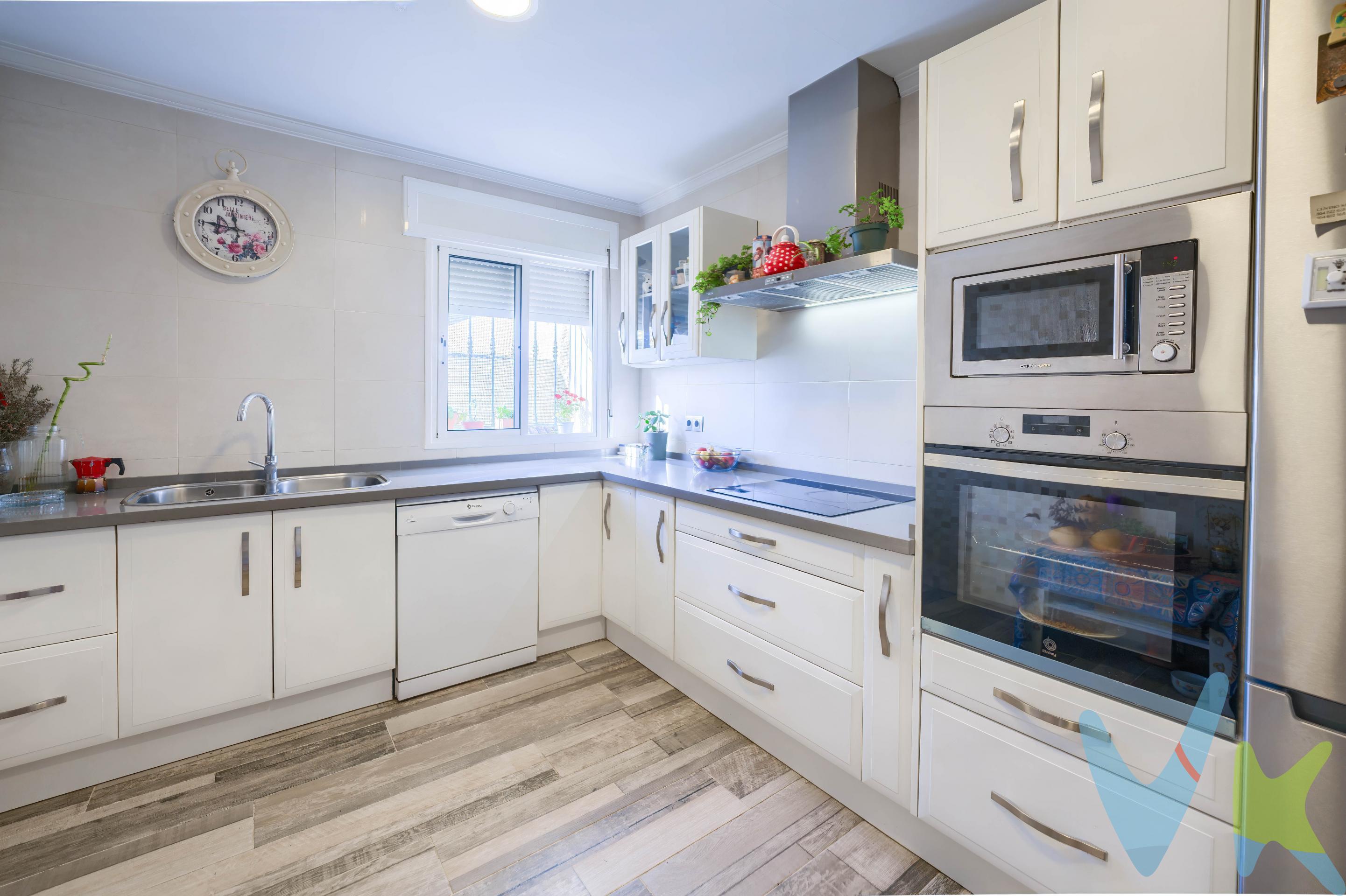 PRECIO DE VENTA: 135.000€ + GASTOS. Presentamos este maravilloso dúplex en una de las mejores zonas de Estepa ✨. Ubicado en una zona tranquila, muy bien comunicada y con todos los servicios a su alcance, presentamos este luminoso y amplio dúplex de 83 m² diseñado para disfrutar del espacio y la comodidad. La vivienda cuenta con:.  Tres habitaciones.  Un baño completo.  Gran cocina equipada, funcional y con excelente capacidad de almacenamiento.  Magnífica terraza, ideal para disfrutar del aire libre. Espacio multifuncional, perfecto como despacho, zona de ocio, cuarto de juegos o incluso dormitorio adicional. Destaca por su luminosidad, distribución cómoda y su versatilidad, convirtiéndose en una vivienda ideal tanto para familias como para quienes buscan amplitud y confort en una excelente ubicación. Una oportunidad única para vivir con calidad, espacio y buena conexión. En cumplimiento de las obligaciones de información previstas en la Ley 10/2025, de 28 de. diciembre, de servicios de atención a la clientela y transparencia, así como en la normativa. sectorial vigente, se hace constar que el precio indicado no incluye los gastos e impuestos. inherentes a la adquisición, los cuales se desglosan a continuación:. ● Impuesto sobre Transmisiones Patrimoniales (ITP): Se aplicará el tipo impositivo. vigente en la Comunidad Autónoma de Andalucía (generalmente el 7% (9.450€) sin perjuicio de tipos reducidos del 3,5%, 1,2% o 1% aplicables según las circunstancias personales del comprador o las características del inmueble). El impuesto se devenga sobre el Valor de Referencia de Catastro o el precio de venta, aquel que resulte superior. ● Gastos de Notaría: Los honorarios notariales se calcularán conforme al arancel oficial regulado en el Anexo I, del Real Decreto 1426/1989, de 17 de noviembre, por el que se aprueba el arancel Notarial. ● Gastos de Registro: La inscripción en el Registro de la Propiedad se facturará según el arancel oficial establecido en el ANEXO I, del Real Decreto 1427/1989, de 17 de noviembre, por el que se aprueba el arancel Notarial. ● Gastos de Gestión (Gestoría): Los honorarios por la tramitación administrativa, liquidación de impuestos e inscripción registral ascienden a 545,00€ aproximadamente(IVA incluido). ● Honorarios Agencia del Vendedor: incluidos en el PVP. ● Honorarios Agencia del comprador: La agencia prestará los servicios de información, asesoramiento y acompañamiento previstos en el Encargo de Servicios y en el D.I.A. Si solicita servicios adicionales o personalizados, sus honorarios serán informados previamente, de forma individualizada y por escrito, conforme a la libertad de pactos y a la normativa vigente.NO VINCULADOS AL PRECIO DE COMPRA. Para una información exhaustiva sobre el funcionamiento, tipos impositivos y bonificaciones. del ITP en Andalucía, puede consultar el portal oficial de la Agencia Tributaria de la Junta de. Andalucía en el siguiente enlace:. https://www.juntadeandalucia.es/organismos/economiahaciendayfondoseuropeos/areas/trib. utos-juego/tributos/paginas/impuestos-cedidos-transmisiones.html;. Documento D. I. A. a disposición del consumidor según Decreto 218/2005 Junta de. Andalucía.