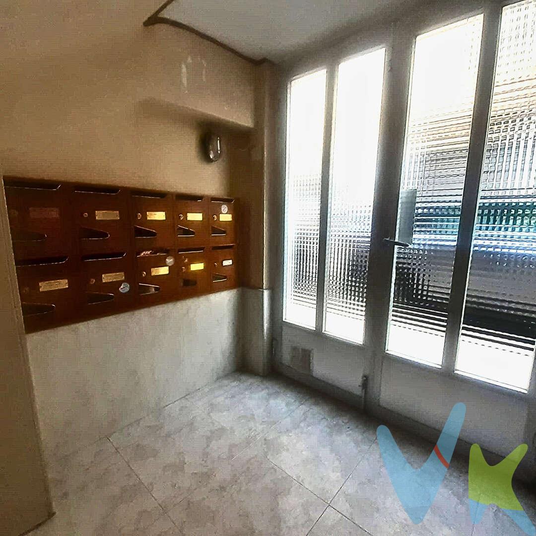  
Atención Inversores: Se Vende Vivienda con Inquilino en Burlada
Tipo de propiedad: Piso
Subtipo de propiedad: Piso
Descripción del inmueble

Cocina: Independiente
Conservación: Reforma necesaria
Número de habitaciones: 3
Superficie útil: 67m²
Superficie construida: 70 m²
Estructura del edificio: Hormigón
Altura del inmueble: 2º
Plantas por piso: 2
Agua caliente: Individual gas natural
Calefacción: Individual gas natural

Ubicación y entorno
Burlada, conocida también como Burlata, es un municipio situado muy cerca de Pamplona, en la Comunidad Foral de Navarra. Se trata de una zona residencial consolidada que combina la tranquilidad de un entorno urbano con excelente comunicación con el centro de la capital y sus servicios.
El barrio dispone de múltiples colegios e instituciones educativas de calidad, como el Colegio Público Sarriguren y el Colegio María Inmaculada, ideales para familias que buscan una educación cercana y de referencia. También encontrará centros de salud, áreas deportivas como el Polideportivo de Burlada y zonas verdes para el ocio y el deporte.
Gracias a su proximidad a vías principales y transporte público, el acceso a Pamplona y otras localidades es sencillo, haciendo este piso una inversión con alta demanda potencial.
Características ideales para inversores:

Vivienda actualmente alquilada, proporcionando rentabilidad inmediata
Zona con estabilidad en el mercado inmobiliario
Posibilidad de reforma para mejorar valor y confort

No pierda esta oportunidad de inversión en Burlada. Contacte con nosotros para más información y visitas.
Datos meramente informativos, sin valor contractual. El PVP indicado no incluye impuestos (régimen general del ITP (Impuesto de Transmisiones Patrimoniales) es el 6% sobre el precio de compra) ni gastos de transmisión (notaría, registro, AJD (Actos Jurídicos Documentados), que suma aproximadamente un 2% sobre el precio de compra). Honorarios de la agencia a cargo del vendedor. NO SE COBRA HONORARIOS AL COMPRADOR
 