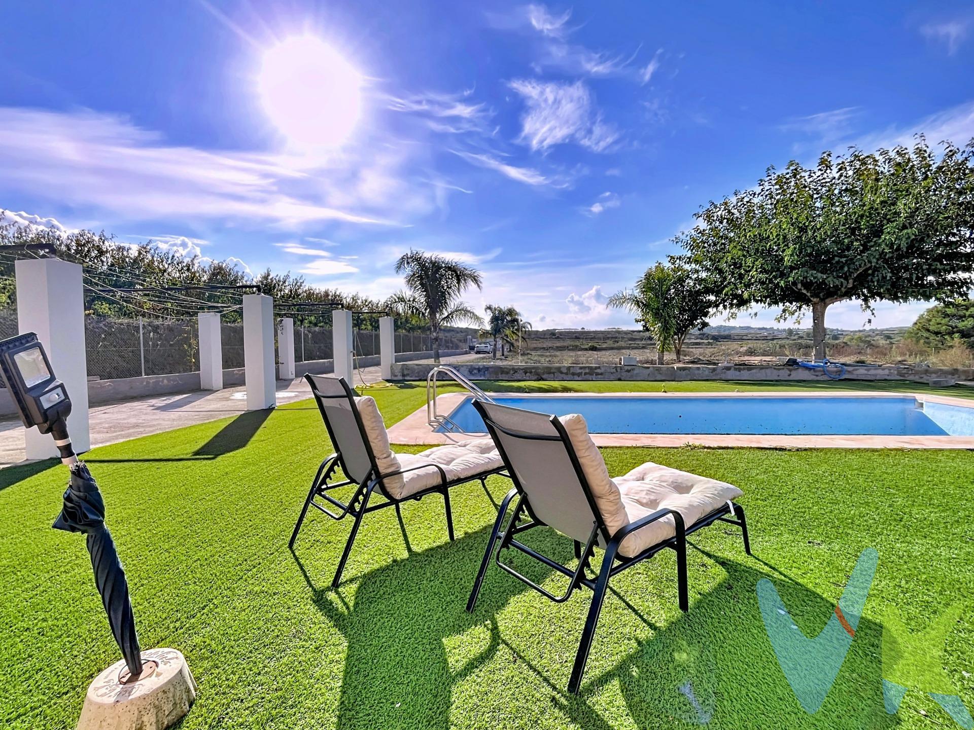 ¿Sueñas con vivir en un entorno de paz, con espacio para cultivar y disfrutar del sol?. Descubre este encantador chalet independiente ubicado en el tranquilo municipio de Montixelbo, un lugar ideal para desconectar, a pocos kilómetros de Llutxent y con excelentes conexiones a grandes ciudades como Xàtiva y Gandia. ✨ Características Destacadas de la Propiedad. Parcela Rústica y Productiva: Disfruta de una extensa parcela vallada de 11.842 m² de secano, perfecta para los amantes de la agricultura. Ideal para el cultivo de olivos, almendros, vid y otros árboles frutales. Zona de Ocio Exterior:. Piscina con Solárium: Un espacio refrescante y soleado, perfecto para disfrutar de los largos días de verano con familia y amigos. Área de Eventos Cubierta: Cuenta con un práctico espacio cubierto que incluye horno de leña y paellero, el lugar soñado para celebraciones y comidas al aire libre. ☀️ Autosuficiencia y Sostenibilidad. Energía Adaptable: Actualmente, la propiedad funciona con un grupo electrógeno, ofreciendo una solución inmediata. ¡Gran Potencial Solar! El chalet está preparado y listo para la instalación de un sistema de placas solares, permitiendo una transición hacia la autosuficiencia energética, la sostenibilidad y un gran ahorro a largo plazo. 🏠 Vivienda Acogedora y Funcional. Casa de 80 m² construida íntegramente en una sola planta para mayor comodidad. Dispone de dos habitaciones dobles y un baño completo. Gran salón comedor con una cálida chimenea para los días de invierno. Cocina americana integrada con barra, ideal para un estilo de vida moderno y social. Servicios Esenciales: Cuenta con agua de regadío para el terreno y agua potable proveniente de Llutxent. Construcción de Calidad: Chalet construido en el año 2010, con buenas calidades y mantenido en excelente estado. Ubicación Inmejorable: La combinación perfecta entre la serenidad del campo y la cercanía a servicios esenciales y vida urbana (Xàtiva y Gandia). ¡Esta propiedad es una oportunidad única para empezar tu nuevo proyecto de vida o tener tu casa de vacaciones soñada, con la posibilidad de diseñarla para ser energéticamente independiente!. 