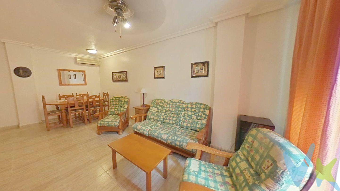 OPORTUNIDAD. Venta de piso en Águilas, Murcia
Llámanos y prepararemos una visita para que compruebes que es la casa que estabas buscando.
Te presentamos este magnificentemente conservado piso localizado en el encantador Águilas, Murcia. Enmarcado en un edificio con estructura de hormigón, este piso se sitúa en la segunda planta del edificio, que cuenta con cómodos 2 pisos por planta.
Espacios amplios y llenos de luz
Este piso cuenta con un salón amplio embellecido por un mirador que baña la estancia en luz natural. Seguido, nos encontramos con la cocina amueblada, que promete ser un lugar ideal para hacer de la cocina una delicia. Orientación sur, con vistas a la calle de entrada del portal, c Jovellanos.
Habitaciones y baños
El piso dispone de 3 habitaciones, orientadas a un patio vecinal, sin ruidos. Todas las habitaciones están sin armarios empotrados, ofreciendo el espacio perfecto para personalizar a tu gusto. Además, la habitación principal cuenta con baño y una bañera. El baño del pasillo tiene un cómodo plato de ducha. 
Confort y practicidad
Por si fuera poco, el piso dispone de ascensor, lavadero, y mirador. En cuanto a comodidades, la temperatura no será un problema gracias a la calefacción y aire acondicionado por bomba de calor. Sin olvidarnos de la independencia que ofrece el agua caliente individual a gas butano.
Detalles del Piso

 Construcción del año 2001.           
Área construida: 146 metros cuadrados
Orientación: Sur
Comunidad 55€ mes
IBI 250€ año
Garaje y trastero incluido en el precio.
Ascensor

Conclusión
En resumen, esta es una propiedad en excelente estado de conservación y con una ubicación privilegiada. Si estás buscando un hogar en Águilas, Murcia, este piso puede ser el lugar que estás buscando.
 
información válida salvo error tipográfico
Honorarios de intermediación inmobiliaria incluidos en el precio.