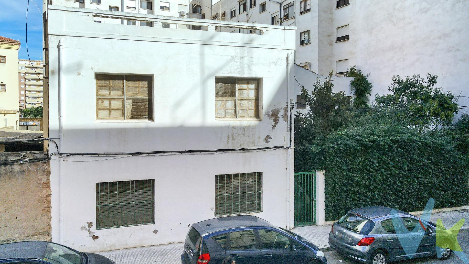 -Presentamos en Exclusiva un atractivo solar urbano de 348 metros cuadrados de Superficie Gráfica, ubicado en una calle semi céntrica junto a la privilegiada Avenida Capuchinos de Castellón de la Plana. Este terreno se encuentra en una zona estratégica, rodeado de todos los servicios necesarios y con excelente conectividad al centro de la ciudad. *Características del Solar: *.  *Superficie: * 348 m², con la posibilidad de ampliarse en 168 m² adicionales procedentes de los edificios contiguos permitiendo alcanzar un total de 516 m², lo que brinda una gran versatilidad para el desarrollo del proyecto.  *Altura permitida: * Hasta 5 plantas, lo que permite desarrollar un edificio residencial con múltiples unidades. *Ubicación: * Situado en una calle tranquila, con gran visibilidad y accesibilidad. Junto al Parque Primer Molí. *Entorno: * La zona cuenta con una amplia variedad de servicios, incluyendo comercios, restaurantes, colegios y centros de salud, supermercados lo que lo convierte en un lugar ideal para vivir o invertir. *Oportunidad de Inversión: *. -Este solar es perfecto para constructores e inversores que buscan aprovechar el crecimiento urbano de Castellón. La posibilidad de construir hasta cinco plantas, junto con la opción de ampliar el terreno hasta 516 m² (348 m² + 168 m²), permite maximizar el uso del espacio y adaptarse a las demandas del mercado inmobiliario local. -Con un entorno dinámico y en constante evolución, este solar representa una oportunidad única para crear un proyecto que pueda satisfacer las necesidades de la comunidad y contribuir al desarrollo urbano de Castellón de la Plana. -Para más información y detalles sobre esta propiedad, no dudes en contactar con nosotros.
