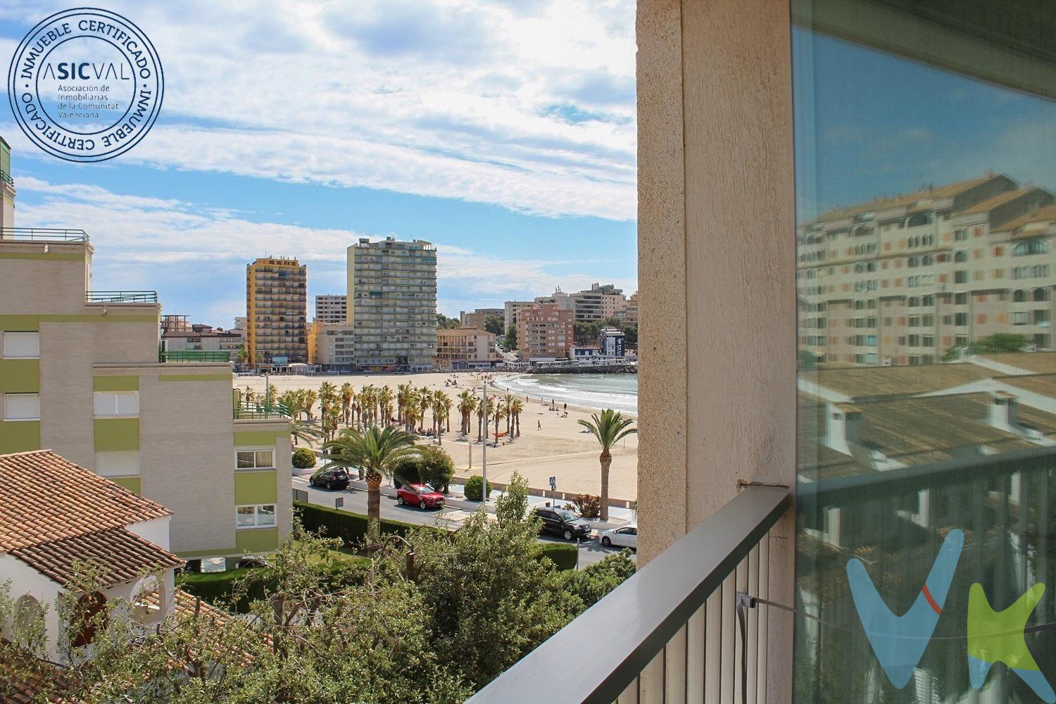 Ref. 1775_¿Soñando con desayunar todos los días con vistas al mar? Convierte tu sueño en realidad! Apartamento en primerísima línea de playa, concretamente en la Playa de la Concha, una de las mejores playas de Oropesa del Mar y junto al acceso a la famosa Vía Verde. Con variedad de comercios (restaurantes, cafeterías, prensa, panadería,…) para tu comodidad. . Situado en la tercera planta del Edificio “Villa Hortensia” construido en el año 1991. Tiene una superficie construida de 92 m2 y se distribuye interiormente en 2 dormitorios dobles con armarios empotrados, un cuarto de baño completo de 4 piezas con bañera, cocina independiente con galería y espacio de salón – comedor con salida directa a una espaciosa terraza de 11 m2 con vistas laterales al mar y a la montaña. Gracias a su acristalamiento, podrás disfrutarla durante todo el año. Cuenta con Aire Acondicionado y radiadores en el salón y en los dormitorios, convirtiéndolo en una opción idónea tanto para la temporada estival, como para el invierno. Además, cuenta con una plaza de aparcamiento en superficie, piscina comunitaria, pista de squash y conserje todo el año.  . VIVIENDA CERTIFICADA: LE GARANTIZAMOS LA COMPRA DE SU INMUEBLE CON TODAS LAS GARANTÍAS JURÍDICAS. El precio de venta NO INCLUYE Impuestos (I.V.A. o I.T.P.), gastos de Notaría, gastos de Registro de la Propiedad, gastos de tramitación de Escrituras ni gastos de financiación (si se precisa). Consulte Honorarios Profesionales de Agencia Inmobiliaria. 