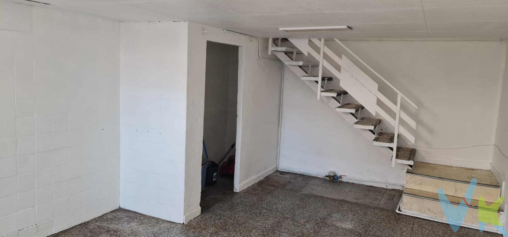 Ubicado en la estratégica intersección de la calle Acibelas y Juan Agapito Revilla, este local comercial ofrece una excelente oportunidad para emprendedores e inversores. Con un amplio espacio que permite diversas configuraciones, el inmueble se encuentra disponible para reformar según las necesidades del futuro propietario. Su ubicación céntrica garantiza una gran visibilidad y afluencia peatonal, aspectos clave para cualquier negocio exitoso. Además, esta propiedad incluye una cochera,  lo cual añade valor al conjunto inmobiliario. No pierda la ocasión de transformar este local en su próximo proyecto empresarial.