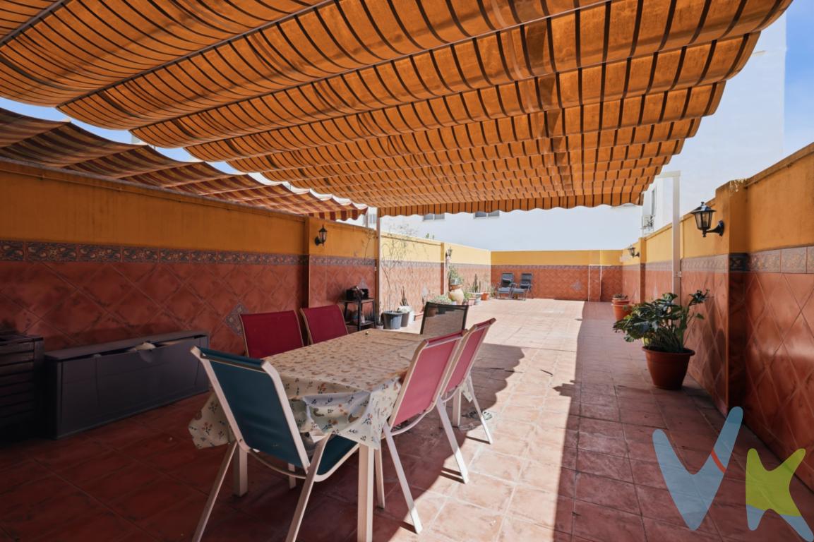 Vivienda dúplex con espectacular TERRAZA 90mts² !!!  balcón, garaje y trastero. Ubicada en zona tranquila de Aldaia. Hay viviendas que destacan por sus metros y otras que enamoran por cómo se viven. Esta propiedad reúne ambas cualidades en un hogar pensado para disfrutar de la amplitud, la comodidad y la vida al aire libre sin renunciar a todos los servicios de una zona urbana consolidada.Te presentamos este magnífico dúplex de aproximadamente 110 m² construidos, distribuido en dos plantas y diseñado para ofrecer espacios cómodos, luminosos y funcionales para toda la familia.Desde el primer momento, la vivienda transmite sensación de hogar gracias a su excelente distribución y a la gran entrada de luz natural en prácticamente todas sus estancias. La planta principal alberga un amplio salón-comedor, ideal para crear diferentes ambientes y disfrutar de reuniones familiares o momentos de descanso. Desde aquí se accede a un agradable balcón que aporta ventilación y luminosidad.La cocina independiente ofrece un espacio cómodo y práctico para el día a día, perfectamente conectada con el resto de la vivienda. En esta misma planta también encontramos un dormitorio y un baño completo, una distribución muy cómoda tanto para familias como para quienes buscan evitar barreras o disponer de un espacio polivalente para despacho, habitación de invitados o zona de trabajo.En la planta superior se ubica la zona de descanso principal, compuesta por dos dormitorios amplios y luminosos, además de un segundo baño completo. Los dormitorios cuentan con armarios empotrados y salida a balcón, creando espacios acogedores y muy agradables.Sin duda, el verdadero protagonista de esta vivienda es su impresionante patio privado de aproximadamente 46 m². Un espacio exterior perfecto para disfrutar durante todo el año: comidas familiares, celebraciones, zona chill out, juegos infantiles, mascotas o simplemente relajarse al aire libre con total privacidad.Además, la vivienda dispone de una fantástica zona cubierta de aproximadamente 35 m² que amplía enormemente las posibilidades del inmueble y permite aprovechar este espacio exterior incluso en los meses más cálidos o en días de lluvia.La propiedad se encuentra en muy buen estado de conservación, lista para entrar a vivir, con acabados cuidados y una estética acogedora. La finca dispone de ascensor y la vivienda incluye plaza de garaje y trastero, aportando un extra de comodidad y almacenamiento muy valorado actualmente.Ubicada en una zona tranquila y consolidada, rodeada de todos los servicios necesarios para el día a día: supermercados, centros educativos, parques, comercios, cafeterías, transporte público y rápidos accesos a las principales vías de comunicación.Una vivienda diferente, con enormes posibilidades y espacios exteriores únicos, ideal para quienes buscan amplitud, confort y calidad de vida. Características principales110 m² construidos3 dormitorios2 baños completosAmplio salón-comedorCocina independienteTERRAZA DE 90MTS²BalcónArmarios empotradosAscensorPlaza de garaje incluidaTrasteroVivienda luminosaBuen estado de conservación  Condiciones económicas y legalesPVP: [289.900]Gastos e impuestos no incluidos en el precio. La compra conlleva impuestos y gastos de formalización para el comprador.En las segundas o ulteriores transmisiones, el Impuesto de Transmisiones Patrimoniales (ITP) se liquidará conforme a la normativa vigente de la Comunitat Valenciana. Con carácter general, el tipo aplicable es del 10%, sin perjuicio de la aplicación de tipos reducidos del 8%, 6%, 4% ó 3% cuando concurran los requisitos legalmente establecidos para ello.La compraventa se realizará con gastos según ley, por lo que los gastos de notaría y registro de la propiedad serán asumidos conforme a lo dispuesto en la normativa aplicable. A título orientativo, dichos gastos, según aranceles oficiales, pueden situarse aproximadamente entre 400  y 800 , dependiendo del precio final y de las circunstancias de la operación.Honorarios de intermediación inmobiliaria no incluidos en el precio: 4 % más IVA sobre el precio final de venta.Se informa al consumidor que la agencia actúa como intermediaria inmobiliaria en la operación, estando cualquier eventual compraventa y sus condiciones sujeta a la aceptación expresa del propietario o vendedor y a la posterior formalización del correspondiente contrato de arras.El consumidor tiene, conforme a la normativa vigente, a su disposición información y documentación adicional relativa al inmueble, pudiendo consultarla en la agencia inmobiliaria.La información contenida en este anuncio tiene carácter meramente informativo y no contractual, pudiendo estar sujeta a errores u omisiones involuntarias.