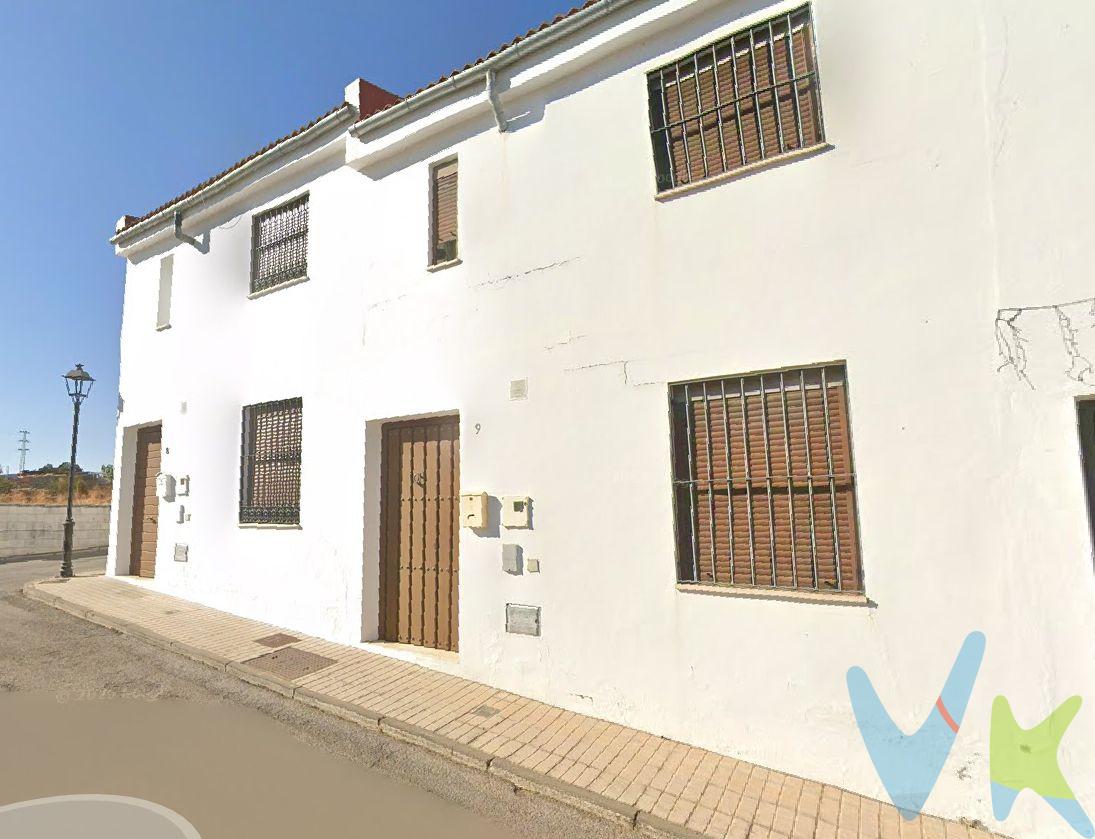 PRECIO DE VENTA: [115.000 + GASTOS] €. Dúplex Encantador en Almadén de la Plata. Este precioso dúplex, totalmente amueblado y exterior, es una oportunidad única para disfrutar de la naturaleza en el corazón de la Sierra Norte de Sevilla. La vivienda destaca por su luminosidad y una distribución pensada para el confort:. Distribución e Interior. Salón Principal: Espacio acogedor con preinstalación para chimenea, ideal para crear un ambiente rústico en invierno. Cocina: Funcional y completamente equipada, lista para su uso inmediato. Dormitorios: Tres habitaciones exteriores. La principal incluye un balcón privado con vistas despejadas. Baños: Un baño completo en la planta superior y un práctico aseo en la planta baja. Exteriores y Extras. Patio Trasero de 64 m²: El gran atractivo de la casa. Un espacio versátil para jardín, barbacoa o zona de relax. Luz y Ventilación: Al ser una vivienda todo exterior, garantiza luz natural constante y excelente ventilación cruzada. Listo para entrar: Se vende amueblado, facilitando una mudanza sin complicaciones. Ubicación. Situado en Almadén de la Plata, ofrece la tranquilidad de la vida rural con todas las comodidades modernas, rodeado por el Parque Natural de la Sierra Norte. Es la opción ideal para quienes buscan calidad de vida y aire puro. En cumplimiento de las obligaciones de información previstas en la Ley 10/2025, de 28 de diciembre, de servicios de atención a la clientela y transparencia, así como en la normativa sectorial vigente, se hace constar que el precio indicado no incluye los gastos e impuestos inherentes a la adquisición, los cuales se desglosan a continuación:. •	Impuesto sobre Transmisiones Patrimoniales (ITP): Se aplicará el tipo impositivo vigente en la Comunidad Autónoma de Andalucía, generalmente el 7% (8.050€), sin perjuicio de tipos reducidos del 3,5%, 1,2% o 1% aplicables según las circunstancias personales del comprador o las características del inmueble). El impuesto se devenga sobre el Valor de Referencia de Catastro o el precio de venta, aquel que resulte superior. •	Gastos de Notaría: Los honorarios notariales se calcularán conforme al arancel oficial regulado en el Anexo I, del Real Decreto 1426/1989, de 17 de noviembre, por el que se aprueba el arancel Notarial. •	Gastos de Registro: La inscripción en el Registro de la Propiedad se facturará según el arancel oficial establecido en el ANEXO I, del Real Decreto 1427/1989, de 17 de noviembre, por el que se aprueba el arancel Notarial. •	Gastos de Gestión (Gestoría): Los honorarios por la tramitación administrativa, liquidación de impuestos e inscripción registral ascienden aproximadamente a [545] € (IVA incluido). •	Honorarios Agencia del Vendedor: incluidos en el PVP. •	Honorarios Agencia del comprador: La agencia prestará los servicios de información, asesoramiento y acompañamiento previstos en el Encargo de Servicios y en el D.I.A. Si solicita servicios adicionales o personalizados, sus honorarios serán informados previamente, de forma individualizada y por escrito, conforme a la libertad de pactos y a la normativa vigente. NO VINCULADOS AL PRECIO DE COMPRA. Para una información exhaustiva sobre el funcionamiento, tipos impositivos y bonificaciones del ITP en Andalucía, puede consultar el portal oficial de la Agencia Tributaria de la Junta de Andalucía en el siguiente enlace:. https://www.juntadeandalucia.es/organismos/economiahaciendayfondoseuropeos/areas/tributos-juego/tributos/paginas/impuestos-cedidos-transmisiones.html; . Documento D. I. A. a disposición del consumidor según Decreto 218/2005 Junta de. Andalucía. . 