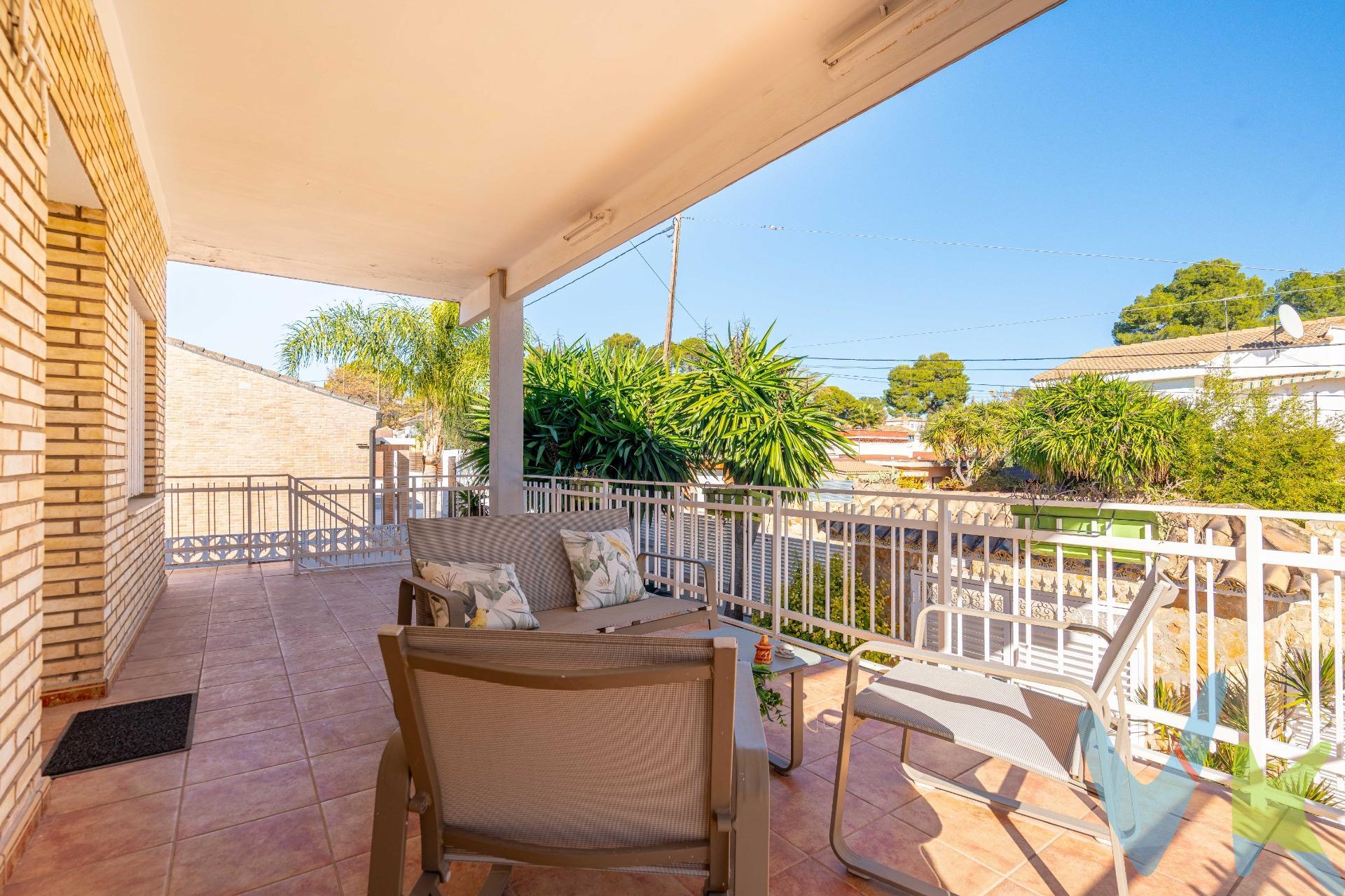 Descubre este chalet con una ubicación excepcional en la calle 12, en pleno corazón de La Cañada, una de las zonas más demandadas por su calidad de vida, su tranquilidad y su cercanía a todos los servicios: metro, colegios, supermercados, farmacia, comercios y zonas deportivas. Una ubicación ideal para familias que buscan comodidad y una excelente conexión. La vivienda, el clásico chalet utilizado como segunda residencia, conserva un encanto especial y un enorme potencial. Reformado en 2011, se levanta sobre una parcela de 384 m² completamente plana, uniforme y muy aprovechable, perfecta para diseñar distintos ambientes exteriores. En la primera planta se encuentra la vivienda principal, distribuida en un luminoso salón-comedor, cinco habitaciones dobles, un baño completo, zona de lavandería y dos terrazas —orientadas al norte y al sur— que permiten disfrutar del aire libre en cualquier época del año. En la planta baja, independiente de la vivienda principal, encontramos una cocina amplia y un segundo salón. Además, cuenta con un baño, un trastero, un práctico paellero ideal para reuniones familiares y comidas al aire libre, y por supuesto, una piscina perfecta para disfrutar en verano. En definitiva, un chalet con muchísimas posibilidades, situado en uno de los mejores puntos de La Cañada. Perfecto para quienes buscan espacio, tranquilidad y un hogar para personalizar a su gusto. Una oportunidad única para crear la casa que siempre has imaginado. -------. Por mandato expreso del propietario, comercializamos este inmueble en exclusiva, lo que le garantiza el acceso a toda la información, a un servicio de calidad, un trato fácil, sencillo y sin interferencias de terceros. Por este motivo, se ruega no molestar al propietario, a los ocupantes de la propiedad o a los vecinos. Muchas gracias por su comprensión. Si usted es agente inmobiliario y tiene un cliente para este inmueble, llámenos: estaremos encantados de colaborar.