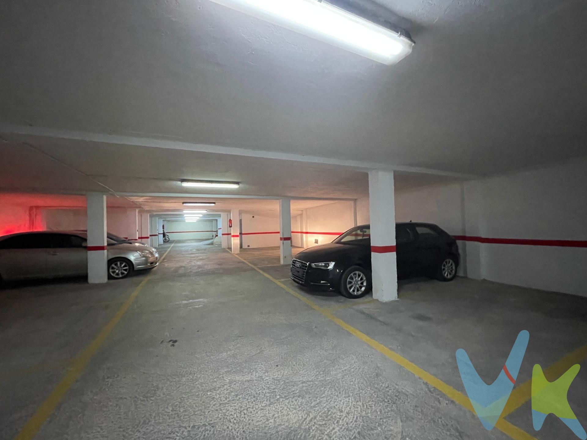 ¡No pierdas la oportunidad de adquirir una plaza de parking en una ubicación inmejorable! Esta plaza se encuentra en la Av. General Pereyra nº36, justo debajo del icónico edificio conocido como "La Harinera". En la planta menos dos, encontrarás tres plazas de parking disponibles a la venta: las números 35 y 36, que están juntas, y la número 62, justo en frente. Cada una de estas plazas tiene un tamaño aproximado de 13 m2, lo cual las hace ideales para todo tipo de vehículos. El acceso a la planta menos dos se realiza a través de una rampa, lo que facilita la entrada y salida sin tener que maniobrar en exceso. El acceso a las plazas se realiza a través de una puerta principal amplia, que se abre automáticamente mediante un mando a distancia. También existe una entrada peatonal con una puerta más pequeña que se abre manualmente con llave. Además, en ambas plantas se encuentran instalados ventiladores de encendido automático mediante luz pulsada y temporizador. El mantenimiento anual de estas plazas es muy económico, ya que con un único pago de 65€ al año se incluye la limpieza, el mantenimiento y el seguro. No dejes pasar esta oportunidad de tener tu propia plaza de parking o, si eres un inversor, aprovecha esta excelente oferta en cuanto a precio y ubicación. Recuerda que el precio de venta al público de esta propiedad no incluye los gastos de adquisición, como los honorarios notariales, registrales, de gestión, entre otros.