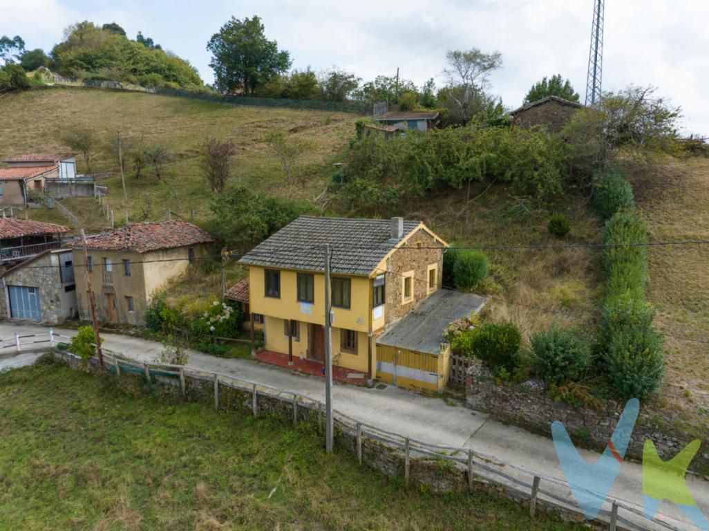 Tu casa en Llaneces con vistas de las que enamoran

¿Te imaginas levantarte cada día, abrir la ventana y ver de frente las montañas asturianas? Eso es lo que te espera aquí: tranquilidad, aire puro y unas vistas que no tienen precio.

La casa está en Llaneces (San Martín del Rey Aurelio), un pueblín tranquilo donde se vive sin prisas, pero a la vez bien comunicado con el valle. Cuenta con tres habitaciones amplias y luminosas, un baño completo y un aseo adicional para mayor comodidad, garaje privado para el coche y lo que quieras guardar, y una finca propia perfecta para tener un huerto, hacer barbacoas o simplemente relajarte al sol.

Lo mejor de todo son las vistas: cada día parece que estrenas paisaje, entre montañas verdes, atardeceres de colores y el silencio que solo encuentras en un pueblo de Asturias. Es una casa ideal tanto como primera vivienda para quienes buscan paz y espacio, como segunda residencia para escaparse los fines de semana, o incluso para invertir en turismo rural con encanto.

Y además, la ubicación es inmejorable. Vivir en San Martín del Rey Aurelio significa tener la montaña en la puerta de casa, pero también estar a un paso de todo: en menos de media hora llegas a Oviedo, con toda su vida cultural y servicios, y en poco más te plantas en las playas del Cantábrico, como las de Gijón o Villaviciosa, perfectas para disfrutar del verano. A todo eso se suman las rutas de senderismo, los valles mineros llenos de historia y, cómo no, la gastronomía asturiana.

👉 Si lo que buscas es un sitio con encanto, donde lo más difícil sea dejar de mirar por la ventana esta casa es para ti.

En el precio del inmueble no está incluido el impuesto de transmisiones patrimoniales así como gastos notariales y registrales