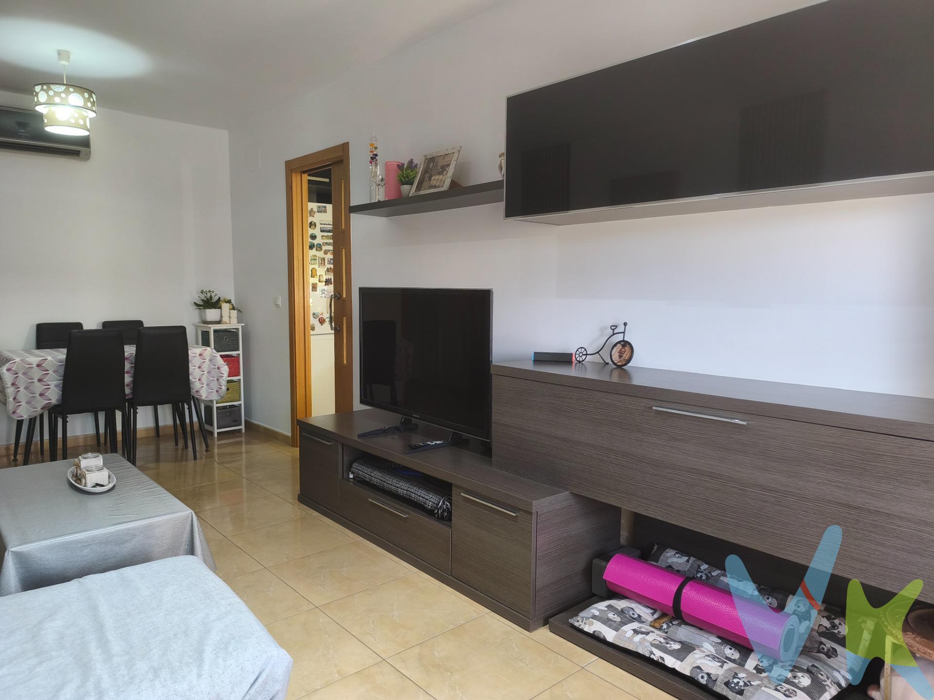 . Si te gusta la idea de llegar a casa y respirar tranquilidad, pero sin perder la conexión con la ciudad, este piso en San Juan de Moró, a solo 17 km de Castellón, te va a encantar. Ubicado en una tercera planta con ascensor (sí, sin dramas de escaleras), esta vivienda tiene ese equilibrio que no es fácil de encontrar: espacio, luz y vistas que despejan la mente. ✨ El salón es uno de esos sitios donde apetece estar. Luminoso, con salida a un balcón desde el que puedes desconectar mirando a la montaña. Café por la mañana, vino al atardecer… tú eliges el plan. 🛏️ La distribución está pensada para vivir cómodo de verdad:. Dos habitaciones dobles donde caben más que sueños. Una habitación extra perfecta para despacho, invitados o ese vestidor que siempre has querido. Dos baños completos (uno en suite), porque compartir está bien… pero no siempre. 🍳 La cocina con galería te da ese plus práctico que se agradece en el día a día: orden, espacio y funcionalidad sin renunciar a estilo. 🚗 Y sí, incluye plaza de garaje, que en cuanto lo pruebas… ya no quieres vivir sin ello. Aquí no solo compras un piso. Compras calidad de vida, tranquilidad y ese punto de desconexión que cada vez valoramos más. 💬 Si te imaginas viviendo aquí, probablemente deberías venir a verlo. LLAMANOS !!!!!. En cumplimiento de las obligaciones de información previstas en la Ley 10/2025, de 28 de diciembre, de servicios de atención a la clientela y transparencia, así como en la normativa sectorial vigente, se hace constar que el precio indicado no incluye los gastos e impuestos inherentes a la adquisición, los cuales se desglosan a continuación:. - Impuesto sobre Transmisiones Patrimoniales (ITP): Se aplicará el tipo impositivo vigente en la Comunidad Valenciana, generalmente el 10%, sin perjuicio de tipos reducidos aplicables según las circunstancias personales del comprador o las características del inmueble. El impuesto se devenga sobre el Valor de Referencia Catastral o el precio de venta, aquel que resulte superior. Para una información exhaustiva sobre el funcionamiento, tipos impositivos y bonificaciones del ITP, puede consultar el portal oficial de la Agencia Tributaria autonómica en el siguiente enlace: www.atv.gva.es/es/itpajd. - Gastos de Notaría: Los honorarios notariales se calcularán conforme al arancel oficial regulado en el Anexo I, del Real Decreto 1426/1989, de 17 de noviembre, por el que se aprueba el arancel Notarial. - Gastos de Registro: La inscripción en el Registro de la Propiedad se facturará según el arancel oficial establecido en el Anexo I, del Real Decreto 1427/1989, de 17 de noviembre, por el que se aprueba el arancel de los Registradores de la Propiedad. - Gastos de Gestión: Los honorarios por la tramitación administrativa, liquidación de impuestos e inscripción registral, en el supuesto de ser a cargo de la agencia inmobiliaria, ascienden a 450€ (IVA incluido). - Honorarios Agencia del Vendedor: incluidos en el precio publicado. - Honorarios Agencia del Comprador: Se informa que eventualmente podrían existir honorarios profesionales a cargo del adquirente, en aquellos casos en que se hubieran contratado previamente los servicios específicos del encargo de compra y en ningún caso estarán vinculados al precio. La agencia actúa exclusivamente como intermediaria en la operación. Cualquier compraventa y sus condiciones quedan sujetas en todo caso a la aceptación expresa del propietario del inmueble y a la posterior formalización del correspondiente contrato. El presente anuncio tiene carácter meramente informativo; la información suministrada se corresponde con la disponible a la fecha de publicación, pudiendo variar en función de las circunstancias o actualizaciones legales, contractuales y fiscales.