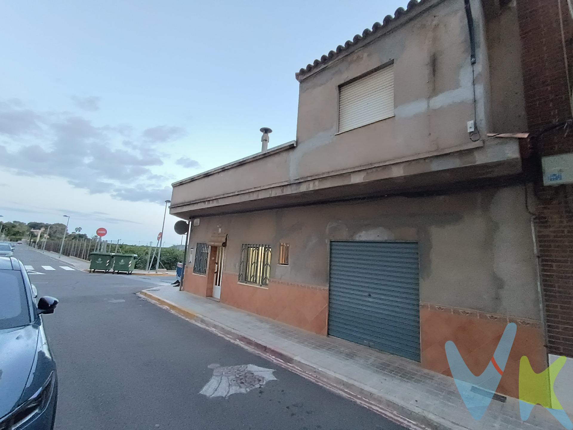 Una vivienda luminosa, ventilada y perfectamente ubicada es ideal para familias jóvenes que buscan tranquilidad y buena conexión. El espacio. perfecto para tu familia. Una ubicación privilegiada donde se respira calma y lo tienes todo. La vivienda destaca por su excepcional orientación, diseñada para recibir directamente la refrescante brisa de levante, manteniendo el hogar fresco y ventilado de forma natural. La joya de la casa se encuentra en su planta alta: una espectacular terraza con vistas preciosas, el rincón ideal para disfrutar a tope de cenas con amigos, amaneceres ideales, ver salir la luna llena desde el horizonte, leer un libro, tener tu zona de relax, de juegos y de tertulias en familia y entre amigos. Es una vivienda pensada para gente joven, como tú, donde tus hijos y mascotas tendrán espacio de sobra para crecer y jugar felices. Su ubicación es estratégica: vives en un pueblo muy tranquilo y a un paso de todo. Estás muy cerca de núcleos importantes como Alzira, Algemesí y Sueca, con acceso rápido a la autovía hacia Valencia y a escasos minutos de la costa. Ven a sentir la brisa de tu nuevo hogar. Llámanos ahora y disfrútala.