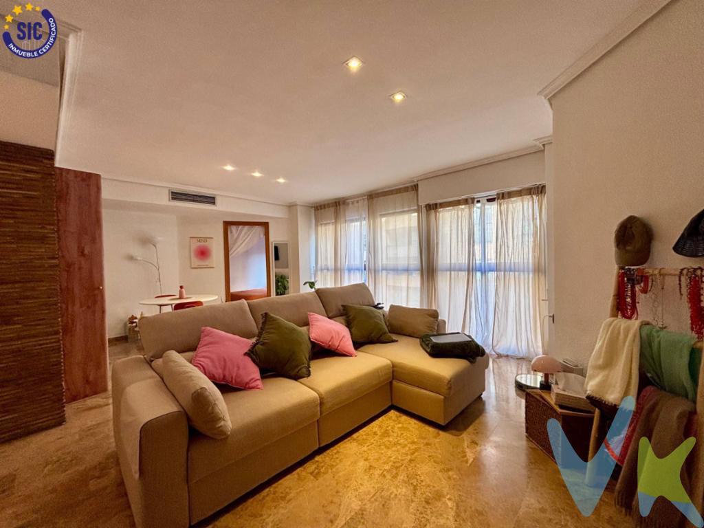 Excelente  oportunidad tanto de inversión  como para vivir  en pleno corazon de Valencia cerca de Plaza España. Si buscas una propiedad que empiece a rendir desde el momento de la compra o vivir en ella, esta vivienda es una opción especialmente interesante. Se trata de un apartamento actualmente alquilado, con contrato reciente (6 meses de antigüedad), lo que garantiza rentabilidad inmediata y continuidad en los ingresos, lo que permite mantener los mismos  durante el proceso de compraventa. No obstante, en caso de que el comprador destine el inmueble a vivienda habitual, el inquilino desocuparía la propiedad, haciendo viable tanto la adquisición como inversión como su uso residencial. La vivienda cuenta con 56 m² construidos, muy bien aprovechados. Originalmente disponía de dos dormitorios y, tras una redistribución acertada, ofrece ahora un dormitorio amplio e independiente, ganando comodidad y amplitud en las zonas comunes. El interior se organiza de forma práctica y funcional:. Un salón-comedor cómodo y bien proporcionado, ideal para el día a día. Cocina independiente, pensada para un uso práctico. Baño completo. Armarios empotrados que optimizan el espacio de almacenaje. Uno de los grandes valores añadidos de esta propiedad es su amplia plaza de garaje (Coche Grande mas moto) en el mismo edificio, un elemento cada vez más demandado que refuerza tanto la estabilidad del alquiler como la futura revalorización del inmueble. Situado en una segunda planta exterior con ascensor, el piso forma parte de una finca construida en 1996, bien mantenida y con accesos adaptados para personas con movilidad reducida, lo que amplía el perfil de posibles inquilinos y comodidad para el comprador. Una vivienda como nueva , bien ubicada  ideal para quieren tener su propiedad  en un barrio excelente y bien ubicado con los servicios y transporte cerca. Si quieres ampliar información o analizar números, estarémos  encantado de ayudarte. Una opción sólida, con garaje incluido y ubicada en un edificio moderno en unas de las mejores zonas de Valencia pensada para quienes buscan seguridad y estabilidad  en el corazon de Valencia. La oferta está sujeta a cambios de precio o retirada del mercado sin previo aviso. Este anuncio en su conjunto, incluyendo textos, fotos, imágenes o cualquier otro contenido del mismo, no es vinculante dado que la información es ofrecida por terceros y puede contener errores. Se muestra a título informativo y no contractual. Número de Registro de Agentes de Intermediación Inmobiliaria de la Comunidad Valenciana: RAICV-3991. El precio no incluye: honorarios de la agencia inmobiliaria, impuestos (IVA, ITP) y otros gastos de la compraventa (notaría, gestoría y registro). Por mandato expreso del propietario, comercializamos este inmueble en exclusiva, lo que le garantiza el acceso a toda la información, a un servicio de calidad, un trato fácil, sencillo y sin interferencias de terceros. Por este motivo, se ruega no molestar al propietario, a los ocupantes de la propiedad o a los vecinos. Muchas gracias por tu comprensión. Si eres agente inmobiliario y tienes un cliente para este inmueble, llámanos: estaremos encantados de colaborar. 