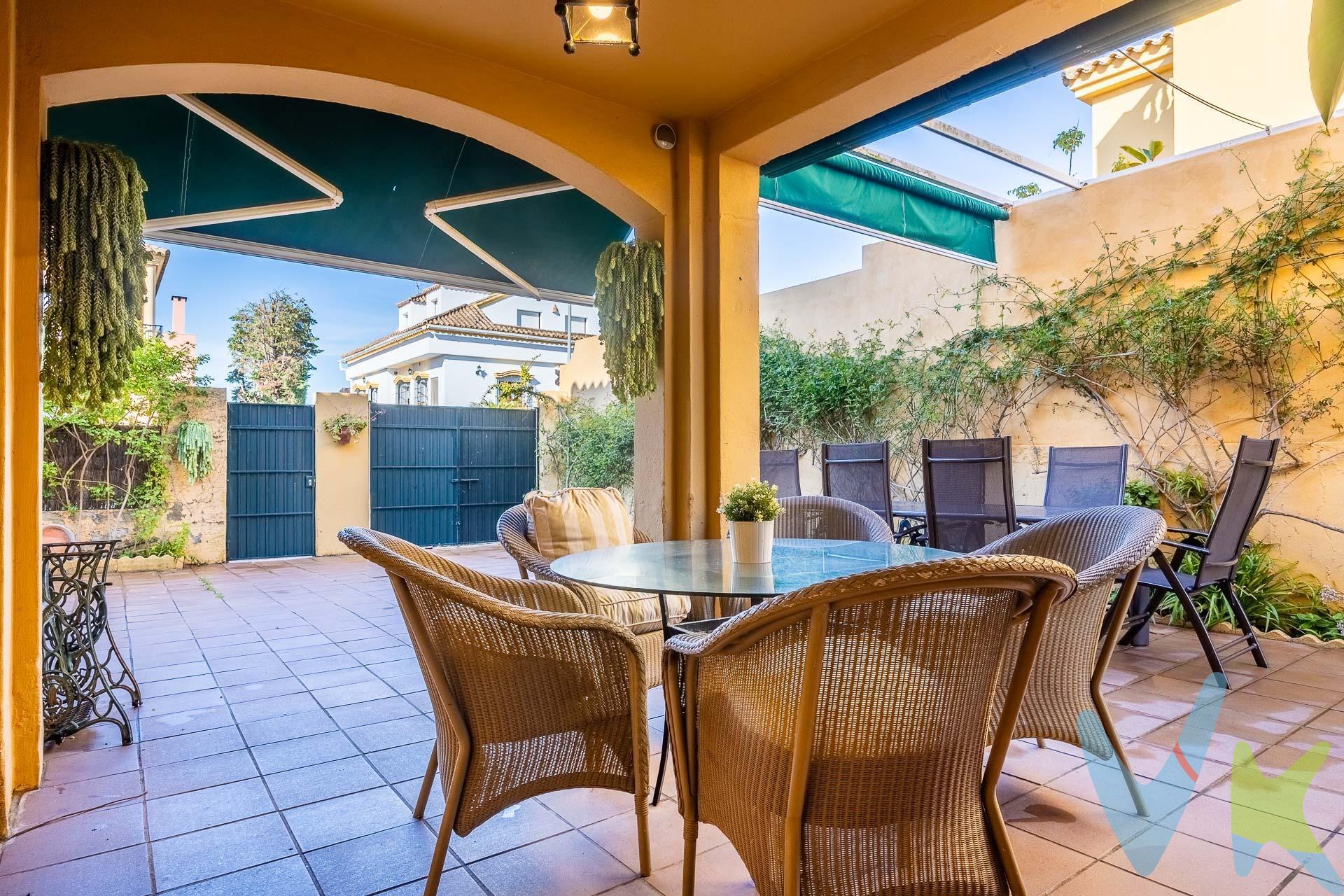 🏡 Un estilo de vida único cerca del mar, en El Puerto de Santa María. Si deseas disfrutar de una vida relajada en un entorno privilegiado, esta vivienda  de 157 metros de superficie construida y 202 metros de parcela, te ofrece todo eso y mucho más.  Ubicada en una urbanización privada, con piscina comunitaria, zonas ajardinadas y a sólo 190 metros de la playa . Su distribución permite que cada estancia pueda aprovecharse al máximo, ofreciendo un equilibrio perfecto entre espacios de convivencia y áreas privadas:. DISTRIBUCIÓN EN PLANTA BAJA:. Salón-comedor con chimenea, un espacio acogedor para disfrutar en familia. Cocina equipada que cuenta con servicio de gas ciudad. Un dormitorio y un baño completo, una gran ventaja para quienes necesitan una habitación en la planta baja, ya sea para invitados, familiares mayores o incluso como despacho. DISTRIBUCIÓN EN LA PRIMERA PLANTA:. Cuatro dormitorios, todos con armarios empotrados. Dormitorio principal con baño en suite. Baño adicional dando servicio al resto de habitaciones. Esta vivienda no sólo tiene una excelente ubicación y distribución, también cuenta con una serie de detalles que aumentan su confort y seguridad, como son:. ✔ Aire acondicionado centralizado en cada planta, garantizando una temperatura agradable en cualquier estación del año. ✔ Suelos de mármol, que aportan elegancia y frescura a los espacios. ✔ Sistema de alarma, para ofrecer tranquilidad y seguridad a toda la familia. ✔ Trastero, ideal para almacenar todo lo necesario sin ocupar espacio en la vivienda. ✔ Dispone de persianas en todos los dormitorios. La vivienda está cerca de supermercados, colegios, centros de salud, farmacias y una variada oferta gastronómica, Además, está a pocos minutos del centro, lo que permite acceder fácilmente a zonas de ocio, comercios y transporte público. . Para más información o concertar una visita, no dude en ponerse en contacto con nosotros. Informamos a nuestros clientes que el precio de venta no incluye lo siguiente: Honorarios de la agencia inmobiliaria, Impuestos (I.T.P., I.V.A. o A.J.D., en su caso) ni otros gastos de la compraventa (gastos de Registro de la Propiedad, Notaría, Gestoría ni de posible Financiación). Documento F.I.S. a disposición del consumidor según Decreto 218/2005 Junta de Andalucía.