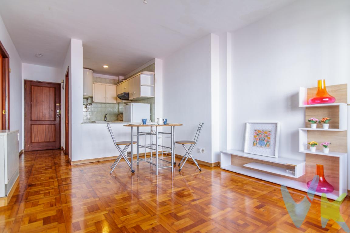 Se ofrece en venta esta acogedora vivienda situada en Grao, una opción ideal para quienes buscan un hogar funcional, cómodo y listo para entrar a vivir.La vivienda cuenta con dos dormitorios, uno de ellos con acceso directo a una de las terrazas, aportando una agradable entrada de luz natural y una conexión directa con el exterior. Dispone además de un baño completo equipado con todos los servicios necesarios.La zona principal de la vivienda se distribuye en un espacio abierto de salón y cocina, diseñado para aprovechar al máximo la superficie disponible y favorecer una distribución práctica y cómoda. La cocina, equipada con barra americana, se integra perfectamente con la zona de estar, creando un ambiente amplio y agradable para el día a día.Desde el salón se accede a una segunda terraza, un valor añadido que amplía las posibilidades de la vivienda y permite disfrutar de un espacio exterior adicional. La presencia de dos terrazas aporta luminosidad, ventilación y una mayor sensación de amplitud en toda la vivienda.El inmueble se vende completamente amueblado, encontrándose preparado para entrar a vivir desde el primer momento, sin necesidad de realizar inversiones adicionales.Una vivienda bien distribuida, con espacios exteriores y una ubicación tranquila en Grao, ideal tanto como residencia habitual como para quienes buscan una propiedad lista para disfrutar desde el primer día.PRECIO DE VENTA SIN GASTOS NI IMPUESTOS INCLUIDOS: El precio de venta no incluye gastos de notaría, registro de la propiedad, gestoría, ni el Impuesto de Transmisiones Patrimoniales (ITP) o el IVA/AJD. El precio de venta no incluye los honorarios que se devengan a cargo del cliente comprador por la prestación de servicios de asesoramiento y gestión.  2%, con un mínimo de 2.000 EUR, del Precio de Venta (IVA no incluido). Dichos honorarios deberán ser abonados a la firma de la escritura pública.