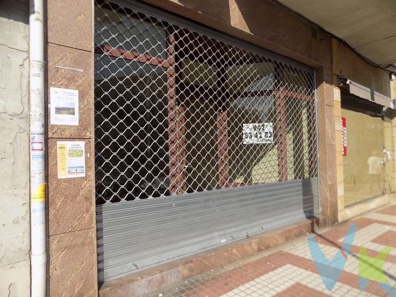 Este céntrico local se ubica en la Avenida Cantabria, junto frente a la Estación de Autobuses y rodeado de otros negocios (estanco, farmacia, administración de loterías...). El local de 61m² tiene una altura a techo de 3m (la fachada orientada al Este, mide más de 4,5m) y está totalmente insonorizado, contando con una zona de almacén y dos aseos.