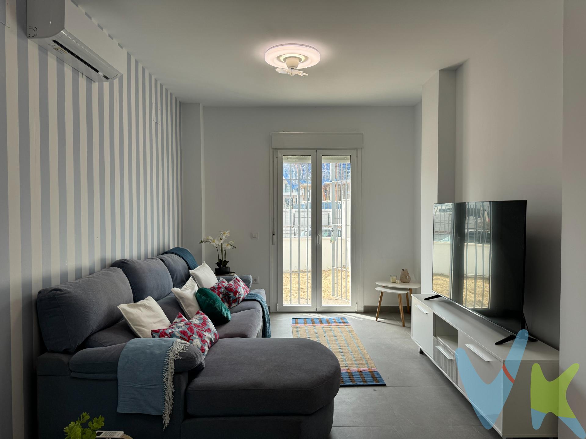 Hay viviendas que cumplen y otras que empiezan a disfrutarse antes incluso de entrar. Esta es de las segundas. Ubicada en la zona de Las Piletas, a un paso real de la playa, esta vivienda forma parte de una urbanización privada que aporta ese plus que todos buscan: piscina comunitaria, zona infantil y plaza de garaje. Un entorno cuidado, cómodo y pensado para vivir o desconectar. Al acceder, nos recibe un hall de entrada que organiza la vivienda de forma funcional. La cocina, completamente equipada, cuenta con salida a un pequeño patio muy práctico para el día a día. El salón-comedor conecta directamente con una terraza que se convierte en el auténtico corazón de la vivienda, un espacio con muchas posibilidades que podrás visualizar mejor gracias a los renders que incluimos para ayudarte a imaginar todo su potencial, desde un chill out hasta una zona de comidas al aire libre. La zona de descanso se compone de dos dormitorios, destacando el principal con baño en suite, además de un segundo baño completo que da servicio al resto de la vivienda. Una opción perfecta tanto como vivienda habitual, segunda residencia o inversión en una de las zonas con más demanda de Sanlúcar. Aquí no solo compras metros, compras estilo de vida. Transparencia de precio, impuestos y honorarios: El precio publicado corresponde únicamente al precio de venta del inmueble y no incluye impuestos, gastos de compraventa ni honorarios a cargo del comprador. Impuestos: ITP o IVA+AJD (según la naturaleza de la transmisión). En Andalucía, en segundas transmisiones el ITP es 7% con carácter general, pudiendo aplicarse tipos reducidos (6% o 3,5%) si se cumplen requisitos. Base del impuesto: con carácter general, la base será la mayor entre el precio declarado y el valor de referencia (según normativa aplicable).Gastos de compraventa: notaría, registro y, en su caso, gestoría (desde 1.500EUR orientativo, según operación). Honorarios comprador (no incluidos): 3% + IVA, con mín. 4.000EUR + IVA si precio < 133.500EUR. Se informan y aceptan por escrito (hoja de encargo/servicios) antes de la visita y de cualquier gestión vinculada a la compra. Ficha informativa (Decreto 218/2005) a disposición del interesado. Fuentes oficiales: información tributaria y valor de referencia disponibles en fuentes oficiales de la Junta de Andalucía y se facilitan a quien lo solicite. 