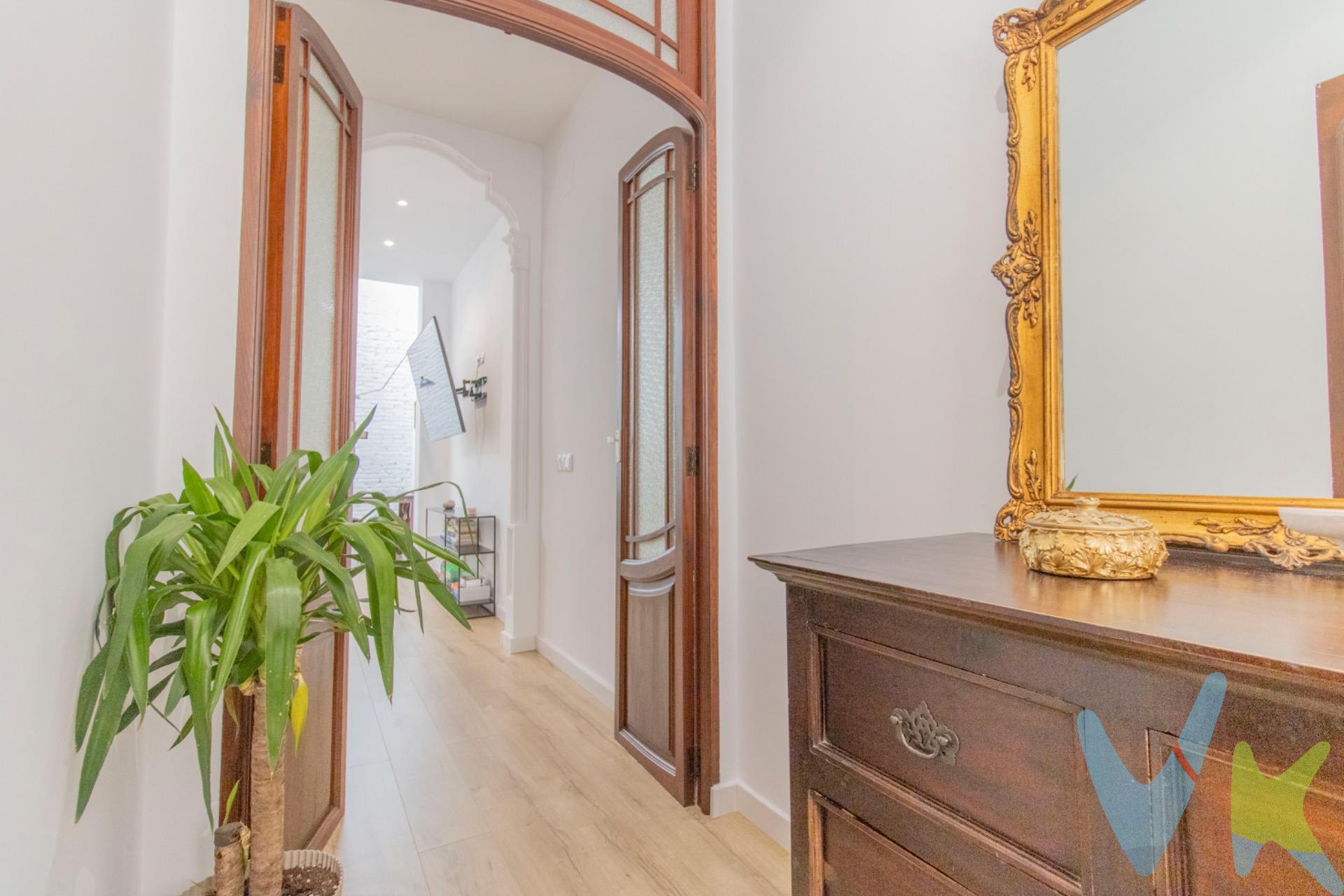 ¿Preparando las maletas para mudarte? Esta vivienda en Burriana combina el encanto de los detalles antiguos con una reforma moderna y funcional, creando un hogar con mucha personalidad y listo para entrar a vivir. La casa dispone de tres habitaciones, un baño completo con ducha y un aseo, además de una distribución cómoda y muy práctica para el día a día. La reforma ha sabido mantener elementos originales con carácter, integrándolos perfectamente con acabados actuales que aportan confort y estilo. La luz natural es protagonista en toda la vivienda, creando espacios cálidos y acogedores. En la última planta encontramos una maravillosa terraza, ideal para disfrutar al aire libre, junto con galería y trastero que aportan un extra de funcionalidad. Una vivienda con esencia, encanto y todas las comodidades modernas para que solo tengas que traer tus maletas. NO ESPERES MÁS Y APROVECHA LA OPORTUNIDAD PARA VIVIR EN UNA CASA CON MUCHO ENCANTO. 