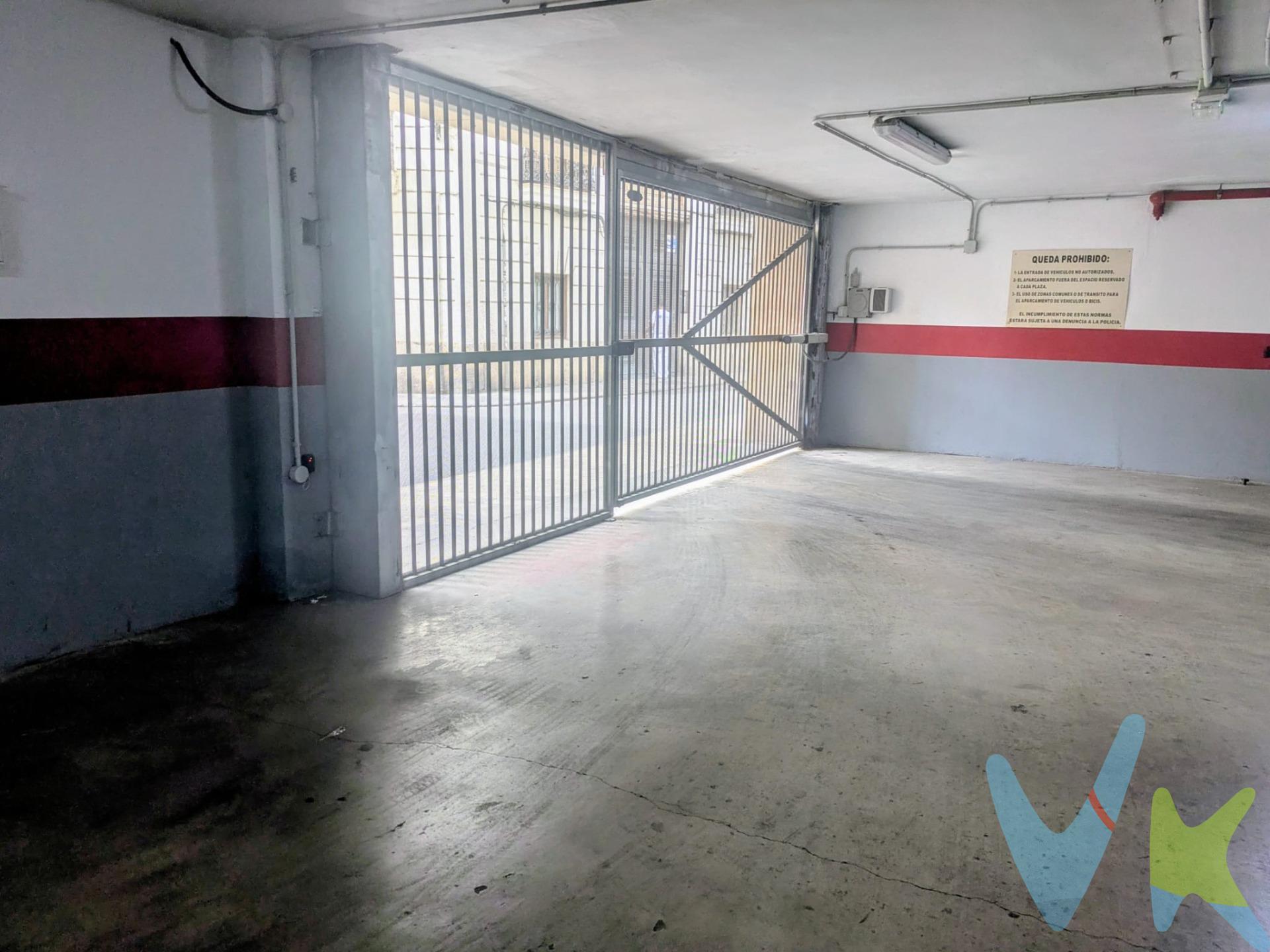 Amplia plaza de garaje en venta, ubicada en la segunda planta de sótano de un edificio céntrico muy próximo al Mercado Central y a la Plaza del Ayuntamiento, en Ciudad Vella en el barrio del Mercat. Una plaza de garaje que por su ubicación y dimensiones, 9m2, proporciona una gran comodidad a la hora de aparcar un coche grande.  El parking cuenta con rampas y ascensor para poder acceder a las plazas de garaje, sus viales son espaciosos, lo que permite maniobrar con gran facilidad. Ideal tanto para residentes como para inversores ya que ofrece una rentabilidad del 5%. Se trata de una concesión administrativa de 99 años con el Ayuntamiento. No pierdas la ocasión y ven a verla!!. En ningún caso, los textos, fotografías, imágenes, o cualquier otro contenido del presente anuncio, tienen carácter contractual, siendo validos solo como mera información. En el precio indicado en este anuncio no están incluidos los gastos propios de la compraventa, tales como impuestos aplicables y gastos de Notaría, registro, o gestoría. Tampoco esta honorarios de la inmobiliaria (que son compartidos entre comprador y vendedor), ETC. El anuncio, aunque es fiel reflejo de la información contrastada por esta empresa, puede contener errores y no tiene carácter contractual.