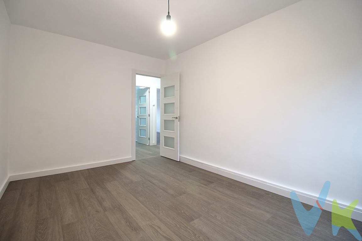 Este precioso piso se vende total y recientemente reformado, a estrenar, a excepción de la cocina, debido a que se está realizando la obra para colocar el ascensor y será por ésta el acceso a la vivienda. Situada en un edificio de fachada rehabilitada, se distribuye en un luminoso salón, dos amplios dormitorios, una gran cocina y baño equipado con ducha y mampara. Las ventanas son de aluminio climalit , las puertas, lacadas en blanco así como los zócalos, lo que le da luz y amplitud a la vivienda. En el mismo edificio tiene disponible también un trastero muy práctico y amplio. En un breve plazo de tiempo se finalizará la obra del ascensor, lo que hará a ésta bonita vivienda aún más cómoda.Próxima a la Playa de Poniente, está rodeada de todo tipo de servicios y muy buen comunicada. Contamos con más de 35 años de experiencia acreditada y nuestro objetivo es garantizarle un servicio de compra humano, ético, de calidad, fácil y seguro. Nuestro equipo lo integran agentes con la titulación AIR (Agente Inmobiliario Registrado), somos CRS (Council of Residential Specialist) y API. (Agente de la Propiedad Inmobiliaria Colegiado nº248). Contamos con un seguro de Caución que nos permite garantizar el depósito de las cantidades entregadas por nuestros clientes.Te ayudamos con la financiación con las mejores condiciones hipotecarias hasta el 100%.Consulte en nuestras reseñas de Google lo que opinan los clientes que ya han trabajado con nosotros.El precio NO incluye: Impuestos, gastos de Notaría, registro y honorarios de los servicios contratados por los compradores a la Agencia Inmobiliaria.