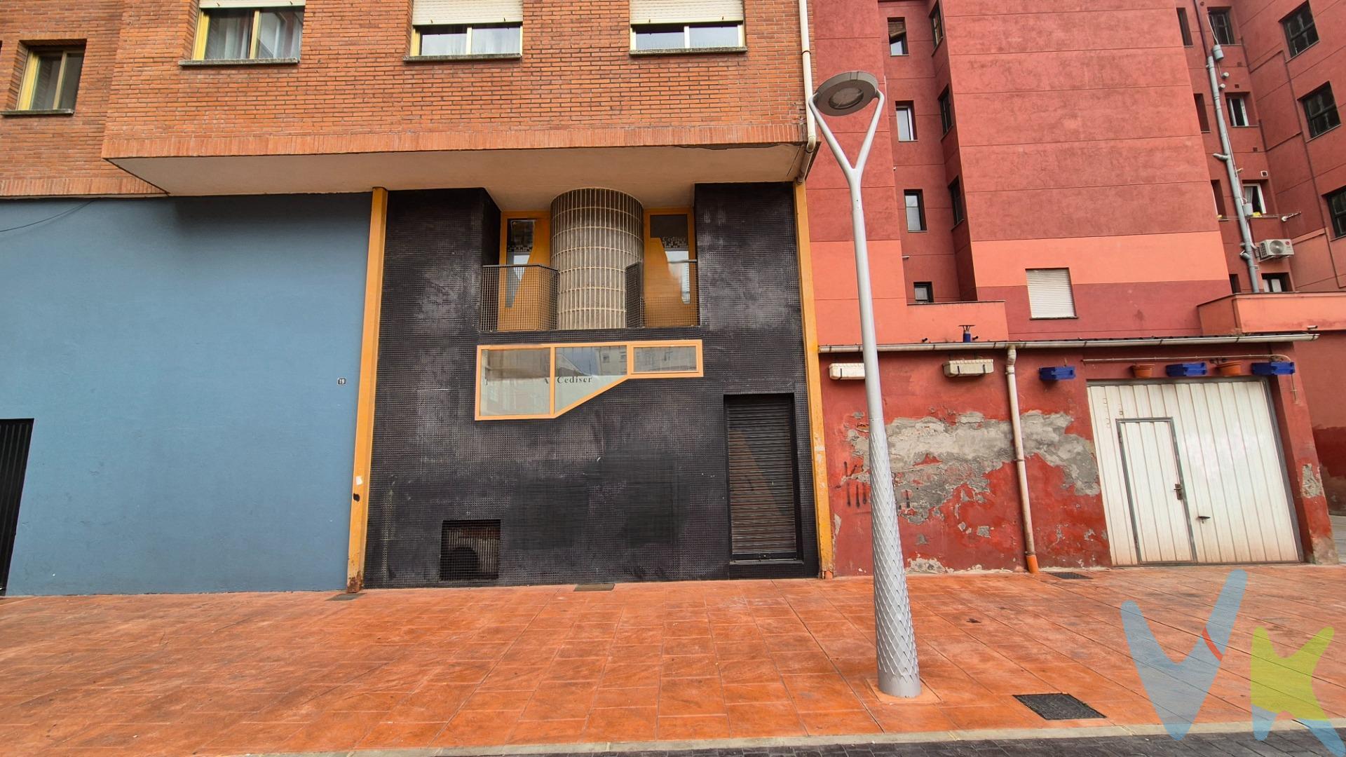 Ubicada en el corazón de Ponferrada, esta moderna oficina reformada ofrece un espacio de trabajo ideal para profesionales y empresas que buscan una ubicación estratégica. Con una superficie total construida de 110 m² y útil de 105 m², la propiedad se presenta como un entorno funcional y atractivo. Distribuido en planta baja con 27 mts2 y  entreplanta de 78 mts2. Tiene célula de habitabilidad para vivienda. Dispone de un aseo, garantizando comodidad a los usuarios durante su jornada laboral. Además, cuenta con una encantadora terraza que puede ser utilizada tanto para momentos de descanso como para pequeñas reuniones al aire libre.  Este inmueble está perfectamente situado en la zona centro, lo cual facilita el acceso a servicios esenciales tales como restaurantes, transporte público y comercios locales; así mismo proporciona visibilidad e interacción constante con otros negocios del área. Si buscas establecer tu empresa o mejorar tus condiciones laborales sin sacrificar calidad ni localización privilegiada en Ponferrada, esta oficina es definitivamente una opción destacable.