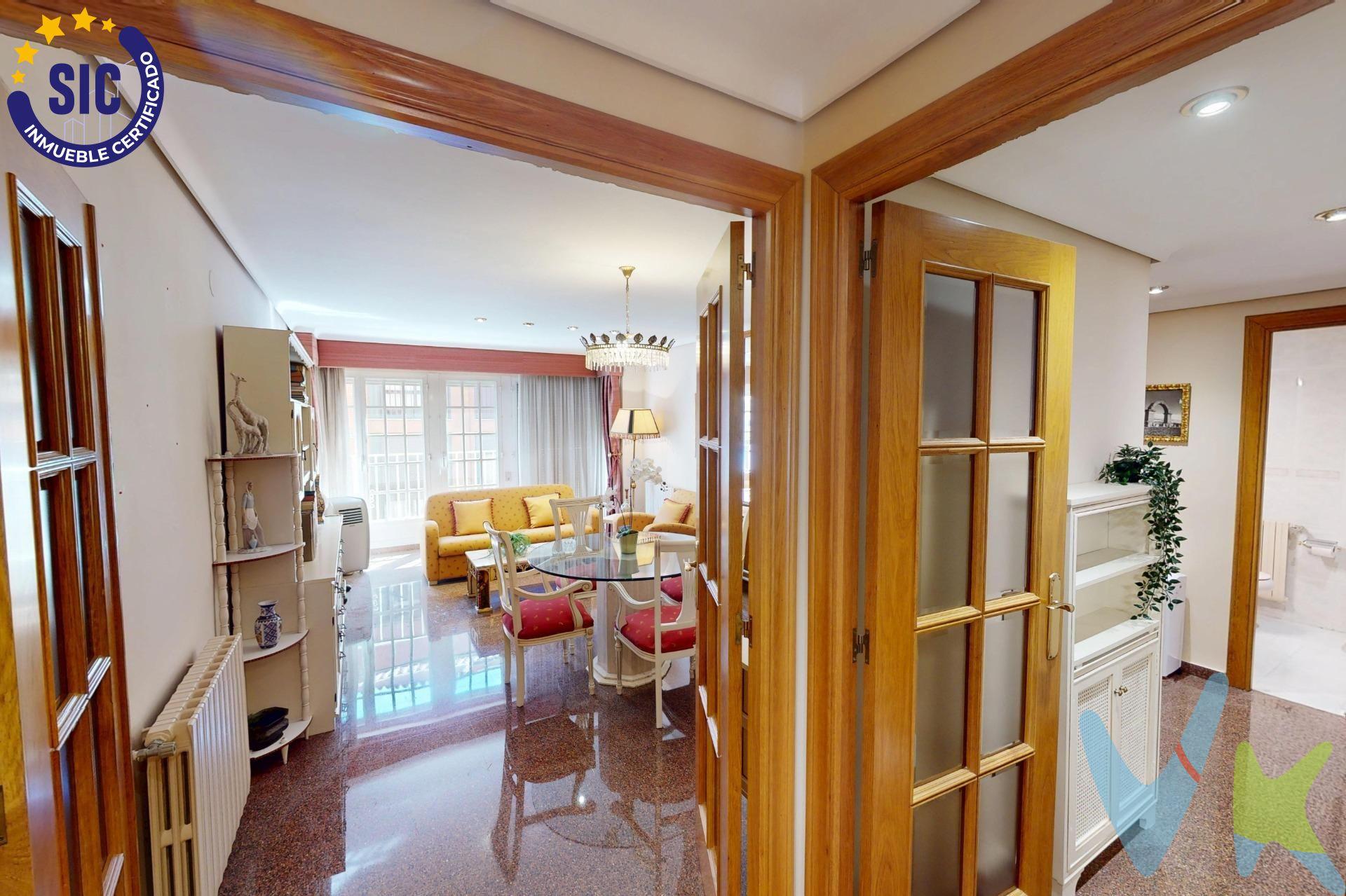 Te presentamos una luminosa vivienda ubicada en el corazón de la ciudad, a tan solo 100 metros de la emblemática Puerta del Sol. Este elegante piso cuenta con un total de 121 metros cuadrados construidos, distribuidos eficientemente: un acogedor hall que da acceso a un amplio salón-comedor adornado por ventanales que ofrecen abundante luz natural. La cocina es funcional e incluye galería hacia el patio interior. Dispone también de tres habitaciones dobles completamente equipadas con armarios empotrados y otra habitación simple ideal como despacho o cuarto infantil. Un baño completo que da servicio a dos habitaciones y otro baño completo para otra habitación complementan esta oferta excepcional. Esta propiedad se ofrece amueblada e incluye electrodomésticos listos para usar desde el primer día, lo cual representa una excelente oportunidad si buscas mudarte sin complicaciones adicionales; además disfrutarás del espacio extra proporcionado por un práctico trastero así como la conveniencia añadida de tener plaza privada en garaje dentro del edificio. Por todo esto , congratúlate contigo mismo/a porque esta puede ser tu nueva casa! . ¡No pierdas tiempo!, simplemente trae tus maletas. Este inmueble es en exclusiva, con lo que le facilitamos cualquier información sobre la vivienda. Por este motivo, solicitamos no molesten al propietario, ocupantes de la propiedad o vecinos de la comunidad. En todos los casos los precios expuestos son más impuestos y gastos derivados de la transmisión del inmueble.