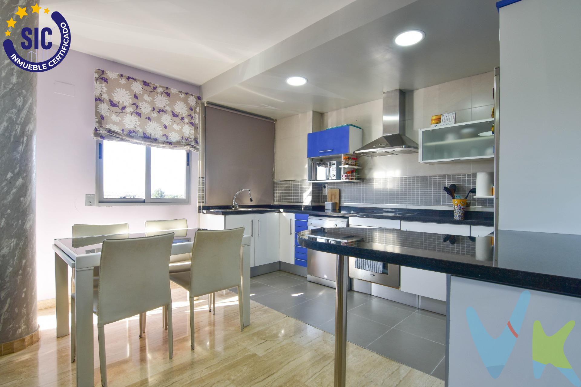 Se vende dúplex muy bien cuidado, pequeño pero muy bien distribuido y totalmente listo para entrar a vivir. La vivienda está actualizada y no necesita ningún tipo de reforma. Se distribuye en dos plantas:. Planta baja:. Zona de salón-comedor cómoda y funcional. Cocina (puedes añadir si es independiente o americana). Baño completo. Planta superior:. Dos habitaciones bien aprovechadas. Segundo baño completo. La distribución es muy práctica, con un baño en cada planta, lo que aporta mucha comodidad en el día a día. La vivienda destaca por su buen estado de conservación, su ambiente acogedor y lo bien optimizado que está el espacio. Además, incluye:. Plaza de garaje. Trastero. Una opción ideal como primera vivienda, para parejas o también como inversión por su fácil mantenimiento y funcionalidad. Nota: Agencia Registrada con el Nº 1395 en el Registro Obligatorio de Agentes Inmobiliarios de la Comunitat Valenciana, consultable en la web de la Generalitat Valenciana. La oferta está sujeta a cambios de precio o retirada del mercado sin previo aviso. La información contenida en el presente anuncio se facilita a título meramente informativo y no contractual, los datos, descripciones, superficies, imágenes y cualquier otro contenido del mismo pueden estar sujetos a errores u omisiones al ser facilitados por terceros. El precio de venta publicado no incluye los honorarios de intermediación inmobiliaria, ni los impuestos legalmente aplicables (IVA o ITP), ni los gastos derivados de la compraventa, tales como notaría, registro y gestoría, ni aquellos derivados de la financiación, en caso de existir. Por mandato expreso del propietario, este inmueble se comercializa en régimen de exclusiva, garantizando al interesado un acceso completo a la información y una gestión profesional, transparente y sin interferencias de terceros. Se ruega no molestar al propietario, a los ocupantes del inmueble ni a los vecinos. Agentes inmobiliarios con cliente interesado pueden contactar con la agencia para colaborar. Nuestro departamento financiero puede conseguir tu financiación. ¡Consúltanos!