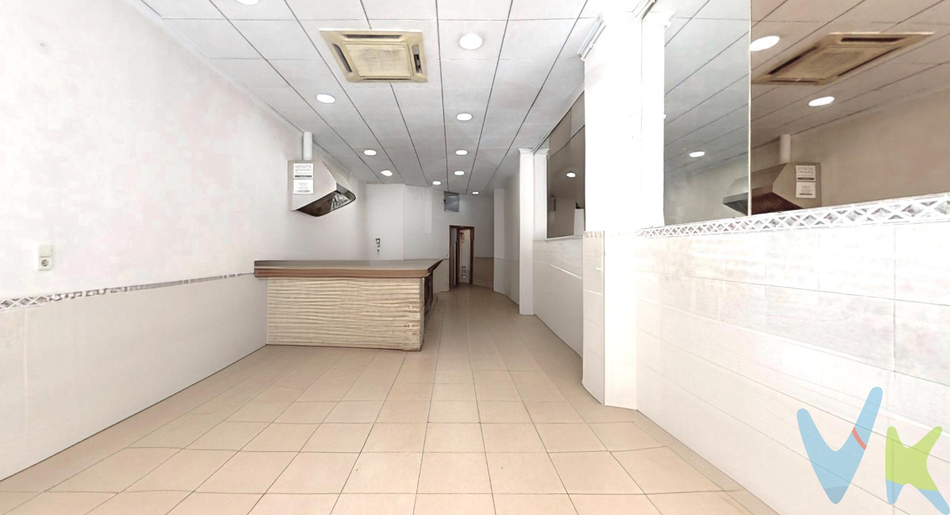Ponemos a la venta un gran local comercial con acceso por dos calles para que puedas montar cualquier tipo de negocio. Se encuentra ubicado en el Hort de Sanabre, en la Av. Primero de Mayo, la cual está llena de todo tipo de negocios en pleno funcionamiento, como supermercados, comercios, bancos, etc. y está a pocos metros del Hospital Dr. Peset. Hasta ahora éste local estaba vinculado a la hostelería. Si te gusta éste tipo de negocio, te diré que éste local dispone de todo lo necesario para seguir su actividad con cocina equipada, local con aire acondicionado y con una clientela inmejorable.  . No tardes en llamar y te damos más información. .  .  La venta de ésta propiedad se gestiona mediante contrato de EXCLUSIVA COMPARTIDA, donde más de 150 agencias colaboradoras tienen la ventaja de poder ofrecer a sus potenciales compradores este inmueble, lo que le garantiza un servicio de calidad, un trato fácil, sencillo y sin interferencias de terceros. Por este motivo, se ruega no molestar al propietario, a los ocupantes de la propiedad, a los vecinos o conserjes del edificio o urbanización si los hubiera. Si Usted es agencia inmobiliaria y tiene un cliente para éste inmueble, llámenos, estaremos encantados de colaborar en ésta y otras operaciones.  .  No están incluidos los gastos de compra, honorarios de agencia e impuestos. 